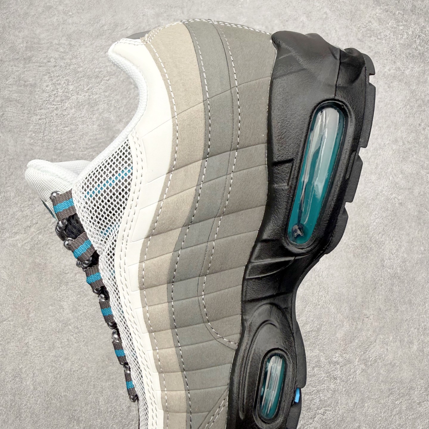 图片[6]-＃MX版 NK Air Max 95 复古减震气垫跑鞋 经典重温 外单专供大厂出品 品质稳定 一百余色 终端操作 鞋款设计灵感源于人体构造 中底设计基于人体的脊柱构造 是整体设计的核心 尼龙孔眼代表了肋骨 而分层式面板和网眼象征着肌肉纤维和肉体组织 Air Max 95采用了两个独立的吹塑成型的Air-Sole单元 并首次在前掌使用可视化气垫设计 Swoosh logo夜当作一个 点符号放在了鞋子的后帮位置 20年的发展让 AIR MAX 95有了不同的故事 20年后再度面向世人的时候 焕然一新的面貌 让人有了另外一种清新脱俗的感觉 尺码：36 36.5 37.5 38 38.5 39 40 40.5 41 42 42.5 43 44 44.5 45 46-选品中心