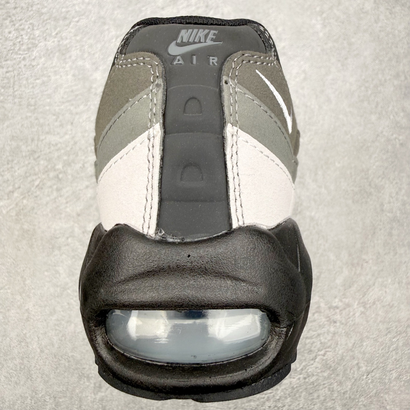 图片[8]-＃MX版 NK Air Max 95 复古减震气垫跑鞋 经典重温 外单专供大厂出品 品质稳定 一百余色 终端操作 鞋款设计灵感源于人体构造 中底设计基于人体的脊柱构造 是整体设计的核心 尼龙孔眼代表了肋骨 而分层式面板和网眼象征着肌肉纤维和肉体组织 Air Max 95采用了两个独立的吹塑成型的Air-Sole单元 并首次在前掌使用可视化气垫设计 Swoosh logo夜当作一个 点符号放在了鞋子的后帮位置 20年的发展让 AIR MAX 95有了不同的故事 20年后再度面向世人的时候 焕然一新的面貌 让人有了另外一种清新脱俗的感觉 尺码：36 36.5 37.5 38 38.5 39 40 40.5 41 42 42.5 43 44 44.5 45 46-选品中心