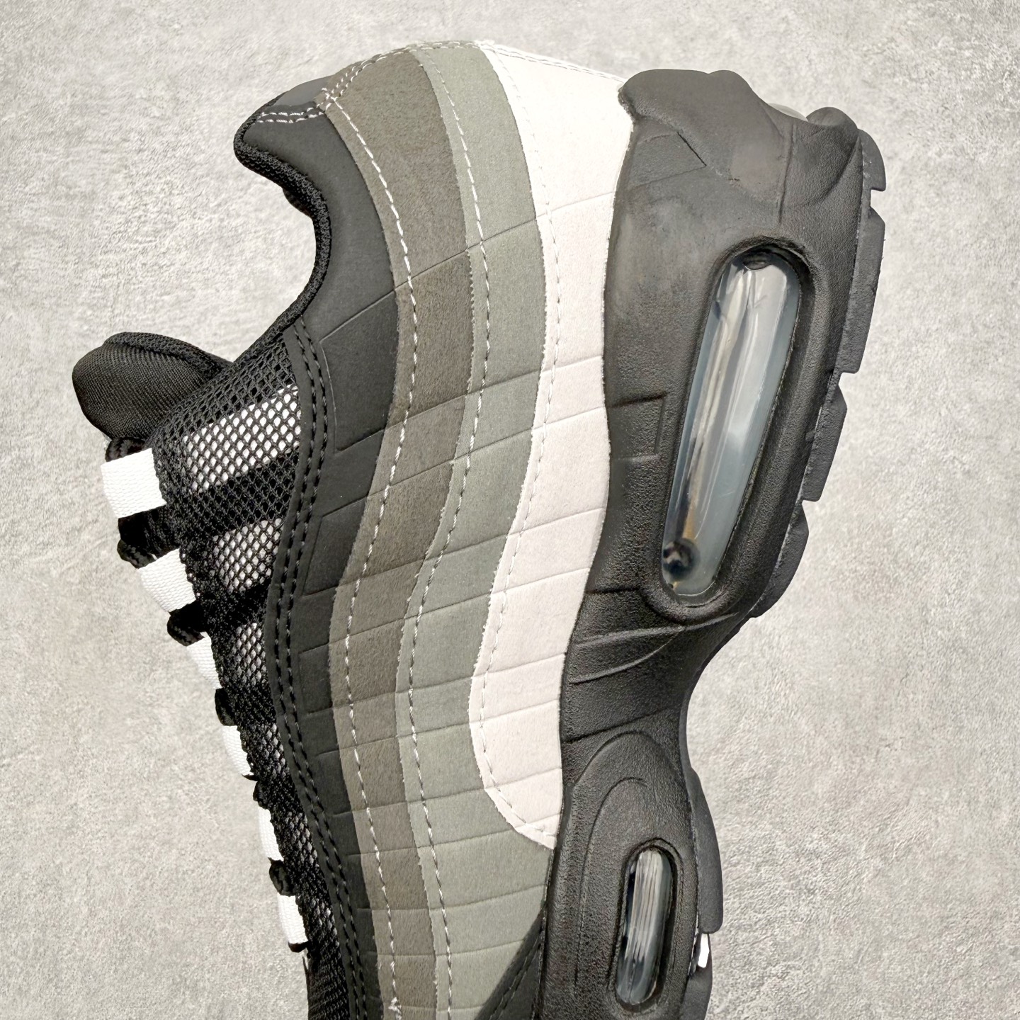 图片[7]-＃MX版 NK Air Max 95 复古减震气垫跑鞋 经典重温 外单专供大厂出品 品质稳定 一百余色 终端操作 鞋款设计灵感源于人体构造 中底设计基于人体的脊柱构造 是整体设计的核心 尼龙孔眼代表了肋骨 而分层式面板和网眼象征着肌肉纤维和肉体组织 Air Max 95采用了两个独立的吹塑成型的Air-Sole单元 并首次在前掌使用可视化气垫设计 Swoosh logo夜当作一个 点符号放在了鞋子的后帮位置 20年的发展让 AIR MAX 95有了不同的故事 20年后再度面向世人的时候 焕然一新的面貌 让人有了另外一种清新脱俗的感觉 尺码：36 36.5 37.5 38 38.5 39 40 40.5 41 42 42.5 43 44 44.5 45 46-选品中心