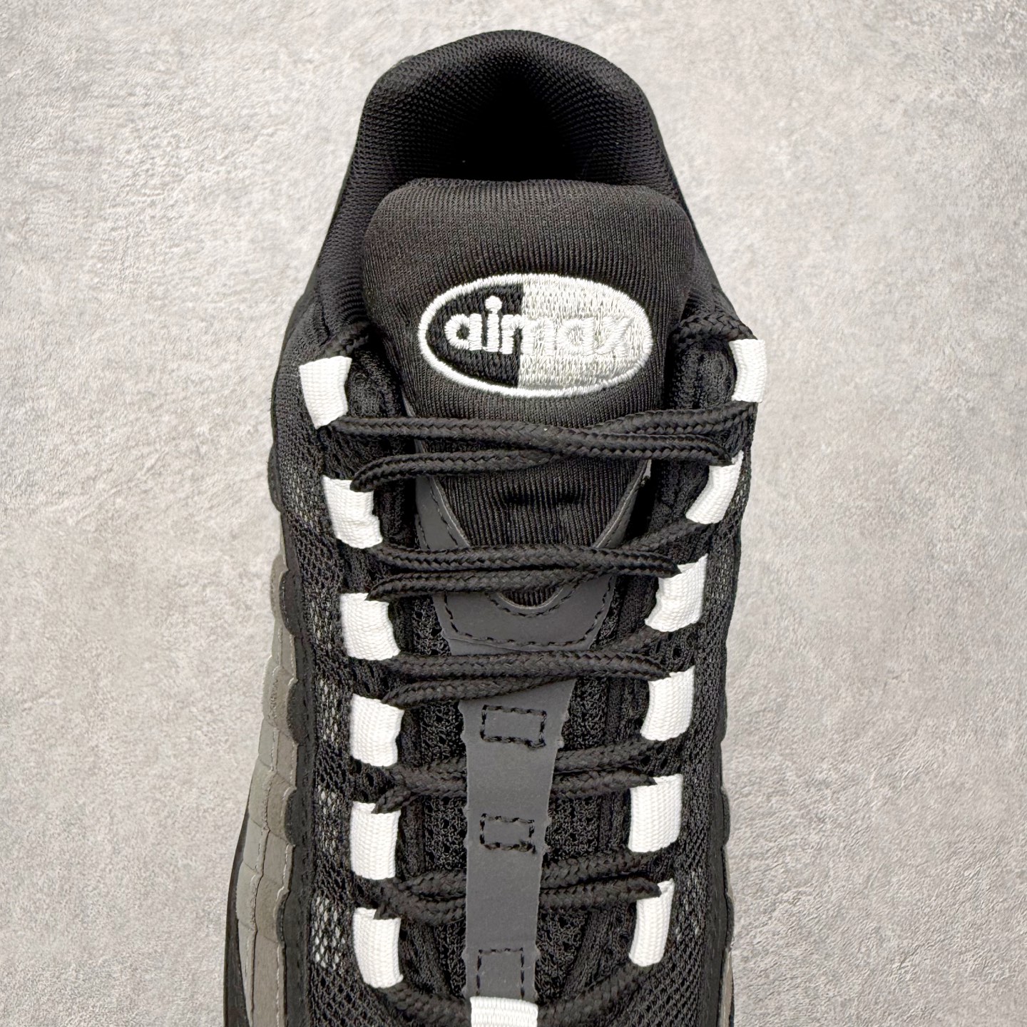图片[5]-＃MX版 NK Air Max 95 复古减震气垫跑鞋 经典重温 外单专供大厂出品 品质稳定 一百余色 终端操作 鞋款设计灵感源于人体构造 中底设计基于人体的脊柱构造 是整体设计的核心 尼龙孔眼代表了肋骨 而分层式面板和网眼象征着肌肉纤维和肉体组织 Air Max 95采用了两个独立的吹塑成型的Air-Sole单元 并首次在前掌使用可视化气垫设计 Swoosh logo夜当作一个 点符号放在了鞋子的后帮位置 20年的发展让 AIR MAX 95有了不同的故事 20年后再度面向世人的时候 焕然一新的面貌 让人有了另外一种清新脱俗的感觉 尺码：36 36.5 37.5 38 38.5 39 40 40.5 41 42 42.5 43 44 44.5 45 46-选品中心