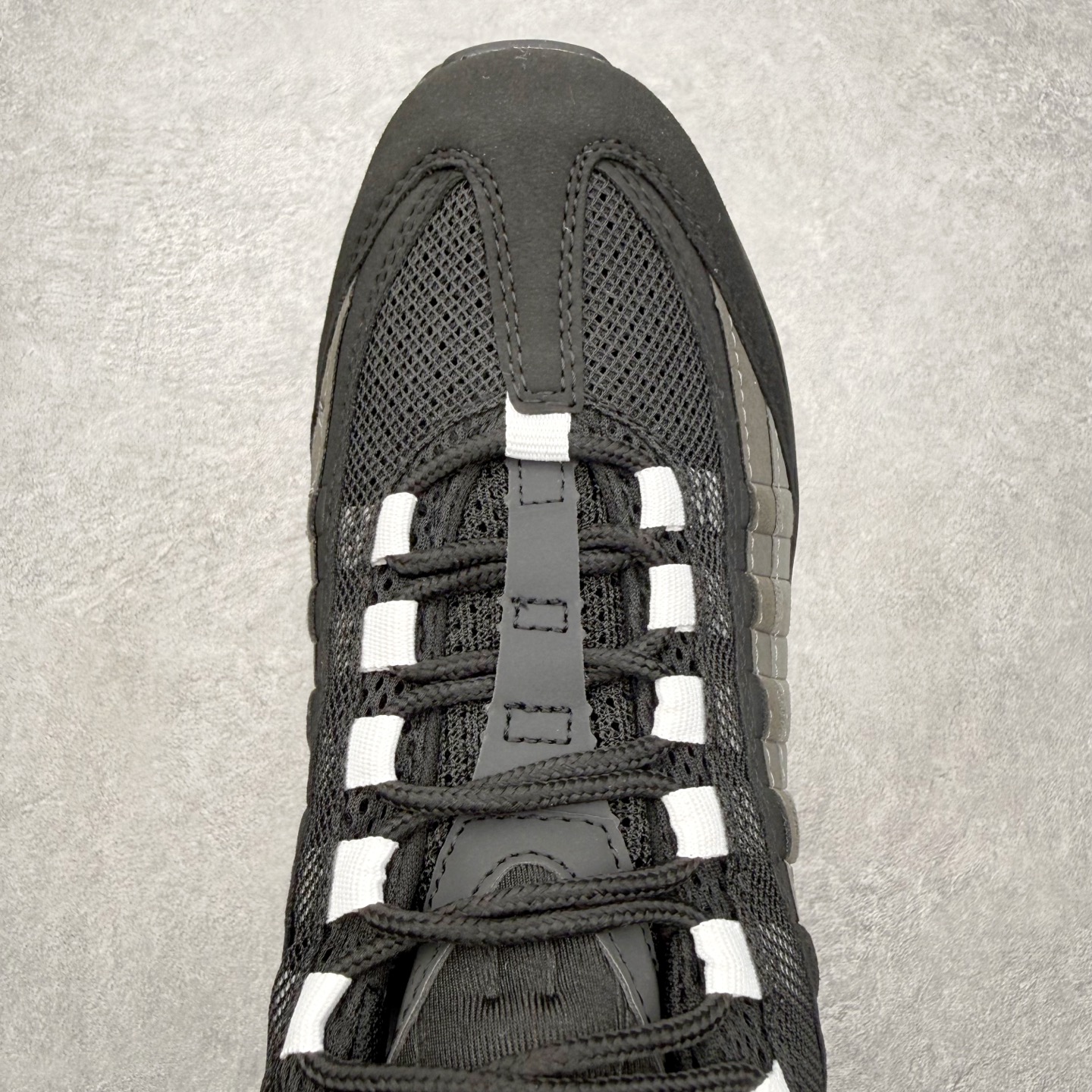 图片[4]-＃MX版 NK Air Max 95 复古减震气垫跑鞋 经典重温 外单专供大厂出品 品质稳定 一百余色 终端操作 鞋款设计灵感源于人体构造 中底设计基于人体的脊柱构造 是整体设计的核心 尼龙孔眼代表了肋骨 而分层式面板和网眼象征着肌肉纤维和肉体组织 Air Max 95采用了两个独立的吹塑成型的Air-Sole单元 并首次在前掌使用可视化气垫设计 Swoosh logo夜当作一个 点符号放在了鞋子的后帮位置 20年的发展让 AIR MAX 95有了不同的故事 20年后再度面向世人的时候 焕然一新的面貌 让人有了另外一种清新脱俗的感觉 尺码：36 36.5 37.5 38 38.5 39 40 40.5 41 42 42.5 43 44 44.5 45 46-选品中心