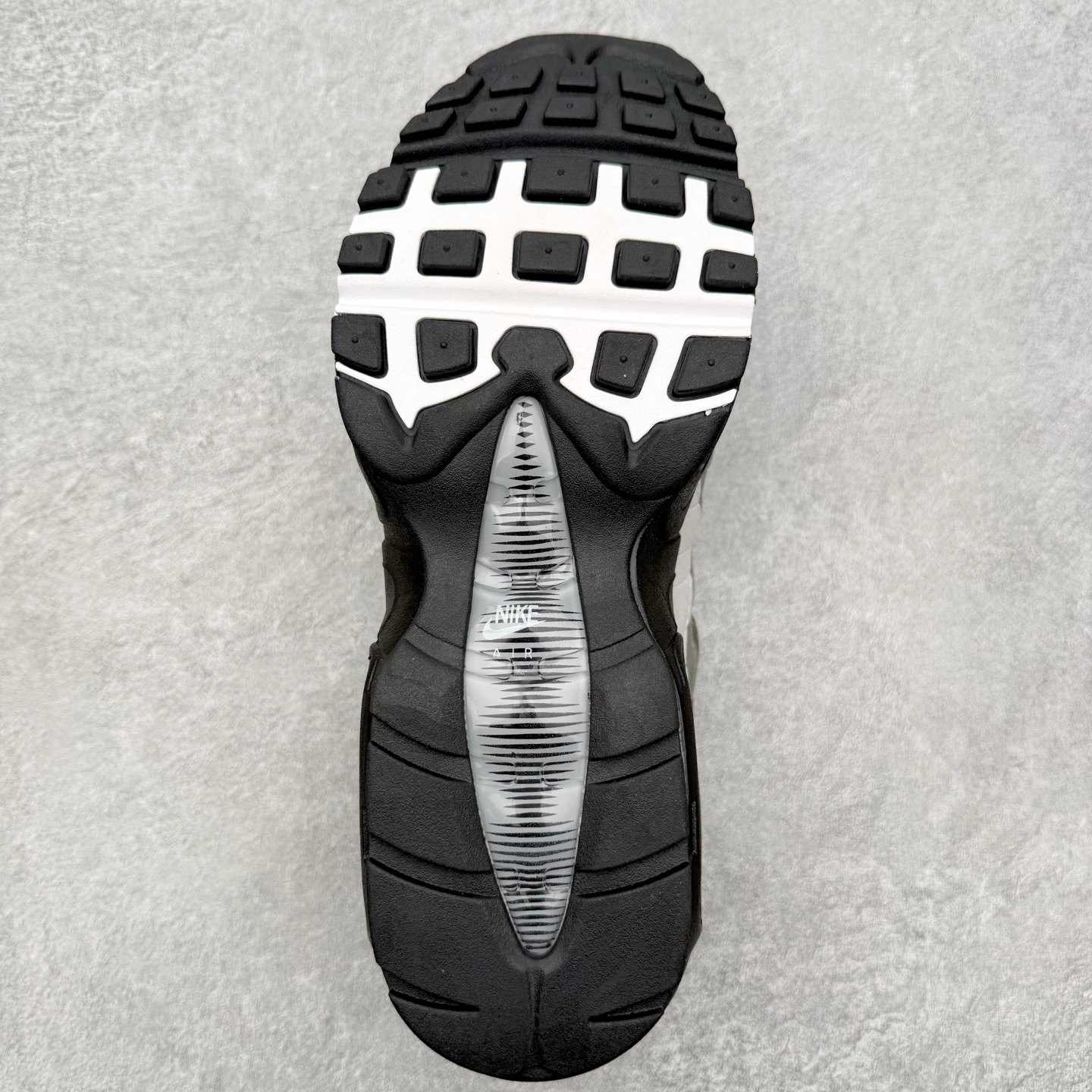 图片[9]-＃MX版 NK Air Max 95 复古减震气垫跑鞋 经典重温 外单专供大厂出品 品质稳定 一百余色 终端操作 鞋款设计灵感源于人体构造 中底设计基于人体的脊柱构造 是整体设计的核心 尼龙孔眼代表了肋骨 而分层式面板和网眼象征着肌肉纤维和肉体组织 Air Max 95采用了两个独立的吹塑成型的Air-Sole单元 并首次在前掌使用可视化气垫设计 Swoosh logo夜当作一个 点符号放在了鞋子的后帮位置 20年的发展让 AIR MAX 95有了不同的故事 20年后再度面向世人的时候 焕然一新的面貌 让人有了另外一种清新脱俗的感觉 尺码：36 36.5 37.5 38 38.5 39 40 40.5 41 42 42.5 43 44 44.5 45 46-选品中心