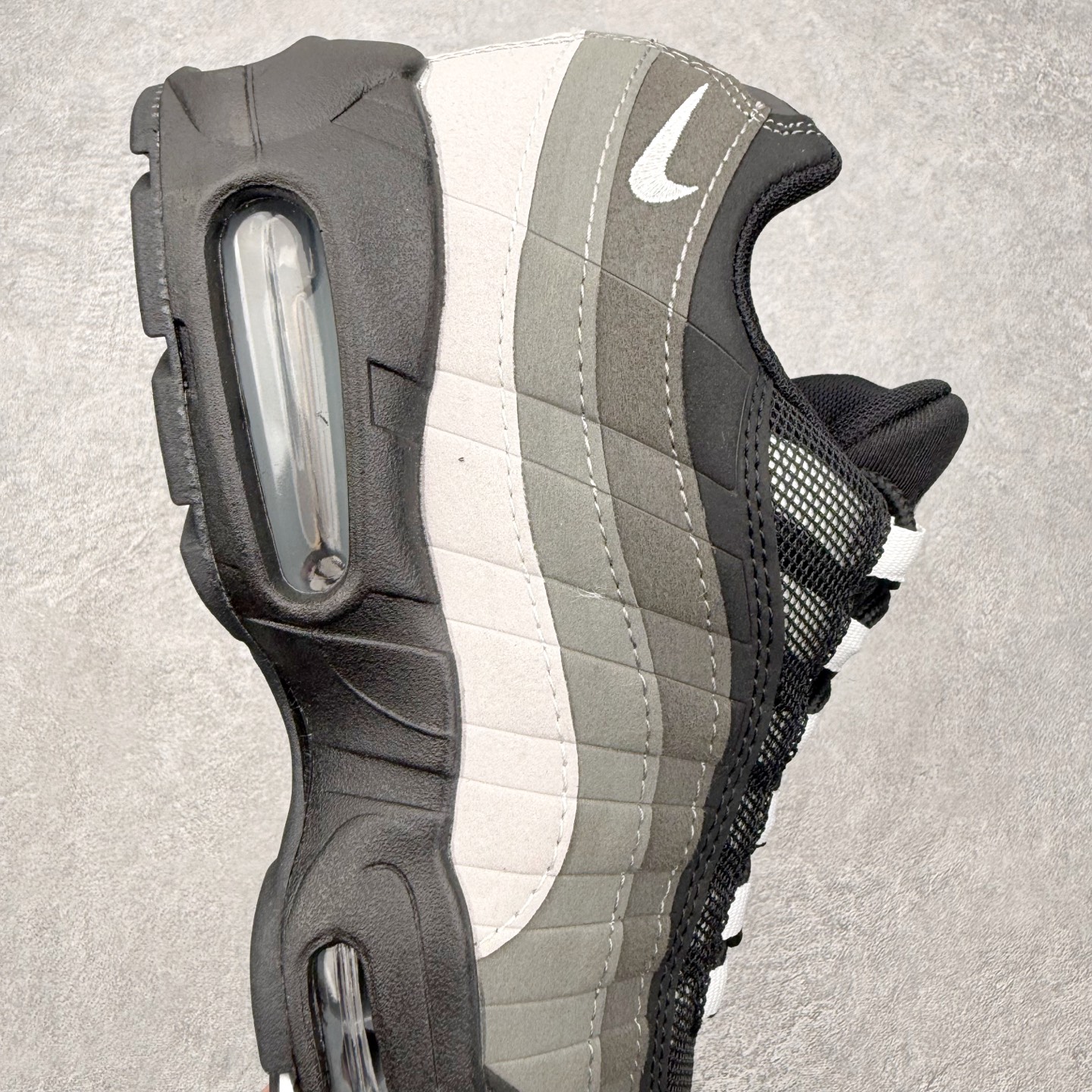 图片[6]-＃MX版 NK Air Max 95 复古减震气垫跑鞋 经典重温 外单专供大厂出品 品质稳定 一百余色 终端操作 鞋款设计灵感源于人体构造 中底设计基于人体的脊柱构造 是整体设计的核心 尼龙孔眼代表了肋骨 而分层式面板和网眼象征着肌肉纤维和肉体组织 Air Max 95采用了两个独立的吹塑成型的Air-Sole单元 并首次在前掌使用可视化气垫设计 Swoosh logo夜当作一个 点符号放在了鞋子的后帮位置 20年的发展让 AIR MAX 95有了不同的故事 20年后再度面向世人的时候 焕然一新的面貌 让人有了另外一种清新脱俗的感觉 尺码：36 36.5 37.5 38 38.5 39 40 40.5 41 42 42.5 43 44 44.5 45 46-选品中心