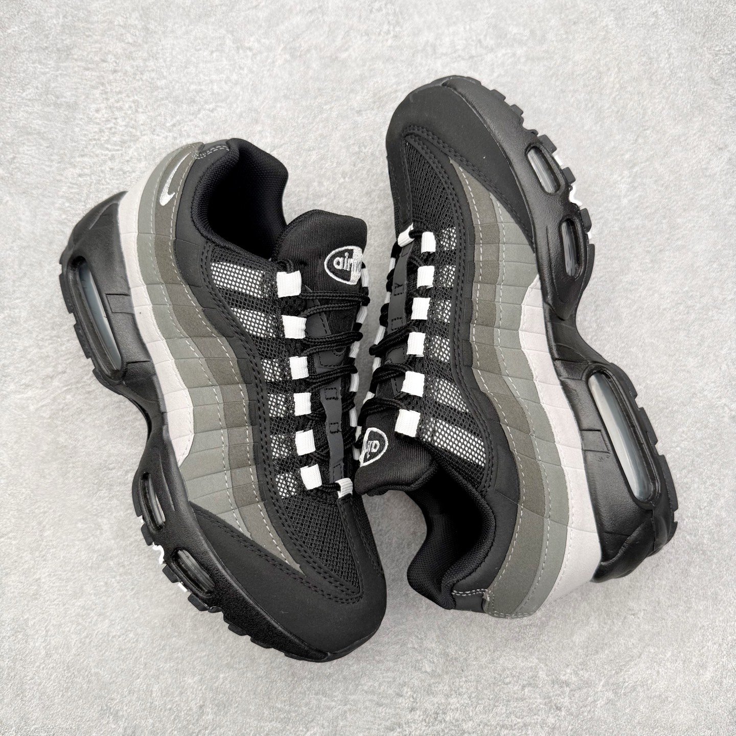 图片[3]-＃MX版 NK Air Max 95 复古减震气垫跑鞋 经典重温 外单专供大厂出品 品质稳定 一百余色 终端操作 鞋款设计灵感源于人体构造 中底设计基于人体的脊柱构造 是整体设计的核心 尼龙孔眼代表了肋骨 而分层式面板和网眼象征着肌肉纤维和肉体组织 Air Max 95采用了两个独立的吹塑成型的Air-Sole单元 并首次在前掌使用可视化气垫设计 Swoosh logo夜当作一个 点符号放在了鞋子的后帮位置 20年的发展让 AIR MAX 95有了不同的故事 20年后再度面向世人的时候 焕然一新的面貌 让人有了另外一种清新脱俗的感觉 尺码：36 36.5 37.5 38 38.5 39 40 40.5 41 42 42.5 43 44 44.5 45 46-选品中心