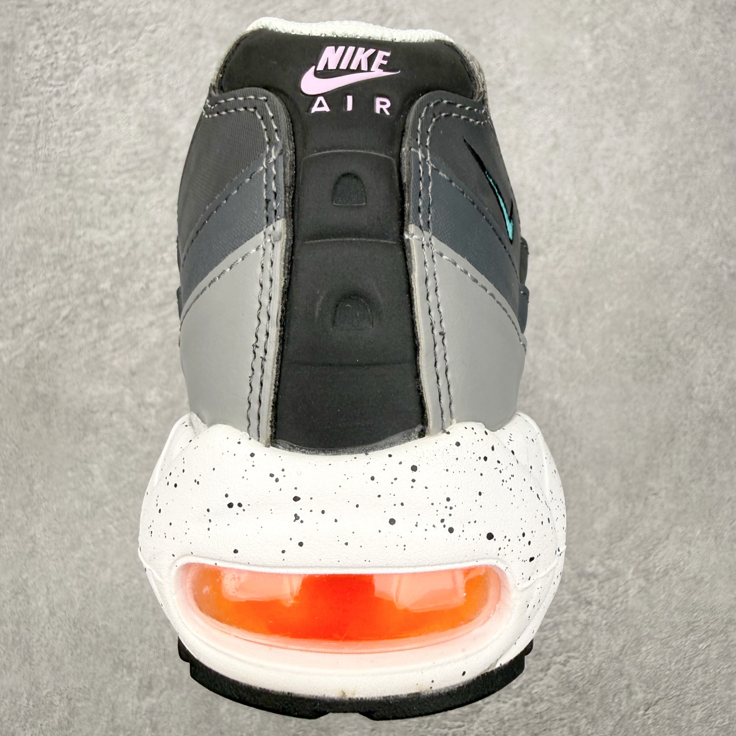 图片[8]-＃MX版 NK Air Max 95 复古减震气垫跑鞋 经典重温 外单专供大厂出品 品质稳定 一百余色 终端操作 鞋款设计灵感源于人体构造 中底设计基于人体的脊柱构造 是整体设计的核心 尼龙孔眼代表了肋骨 而分层式面板和网眼象征着肌肉纤维和肉体组织 Air Max 95采用了两个独立的吹塑成型的Air-Sole单元 并首次在前掌使用可视化气垫设计 Swoosh logo夜当作一个 点符号放在了鞋子的后帮位置 20年的发展让 AIR MAX 95有了不同的故事 20年后再度面向世人的时候 焕然一新的面貌 让人有了另外一种清新脱俗的感觉 尺码：36 36.5 37.5 38 38.5 39 40 40.5 41 42 42.5 43 44 44.5 45 46-选品中心