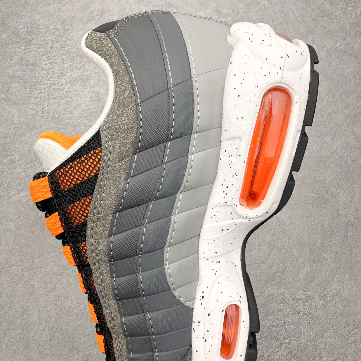 图片[7]-＃MX版 NK Air Max 95 复古减震气垫跑鞋 经典重温 外单专供大厂出品 品质稳定 一百余色 终端操作 鞋款设计灵感源于人体构造 中底设计基于人体的脊柱构造 是整体设计的核心 尼龙孔眼代表了肋骨 而分层式面板和网眼象征着肌肉纤维和肉体组织 Air Max 95采用了两个独立的吹塑成型的Air-Sole单元 并首次在前掌使用可视化气垫设计 Swoosh logo夜当作一个 点符号放在了鞋子的后帮位置 20年的发展让 AIR MAX 95有了不同的故事 20年后再度面向世人的时候 焕然一新的面貌 让人有了另外一种清新脱俗的感觉 尺码：36 36.5 37.5 38 38.5 39 40 40.5 41 42 42.5 43 44 44.5 45 46-选品中心