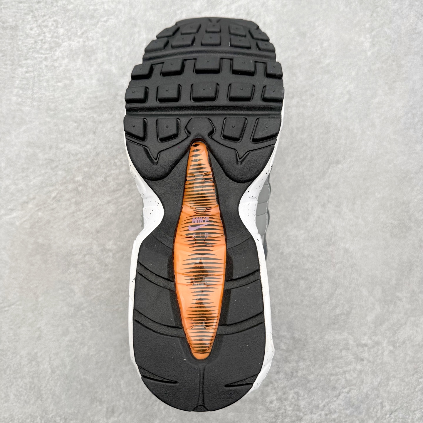 图片[9]-＃MX版 NK Air Max 95 复古减震气垫跑鞋 经典重温 外单专供大厂出品 品质稳定 一百余色 终端操作 鞋款设计灵感源于人体构造 中底设计基于人体的脊柱构造 是整体设计的核心 尼龙孔眼代表了肋骨 而分层式面板和网眼象征着肌肉纤维和肉体组织 Air Max 95采用了两个独立的吹塑成型的Air-Sole单元 并首次在前掌使用可视化气垫设计 Swoosh logo夜当作一个 点符号放在了鞋子的后帮位置 20年的发展让 AIR MAX 95有了不同的故事 20年后再度面向世人的时候 焕然一新的面貌 让人有了另外一种清新脱俗的感觉 尺码：36 36.5 37.5 38 38.5 39 40 40.5 41 42 42.5 43 44 44.5 45 46-选品中心