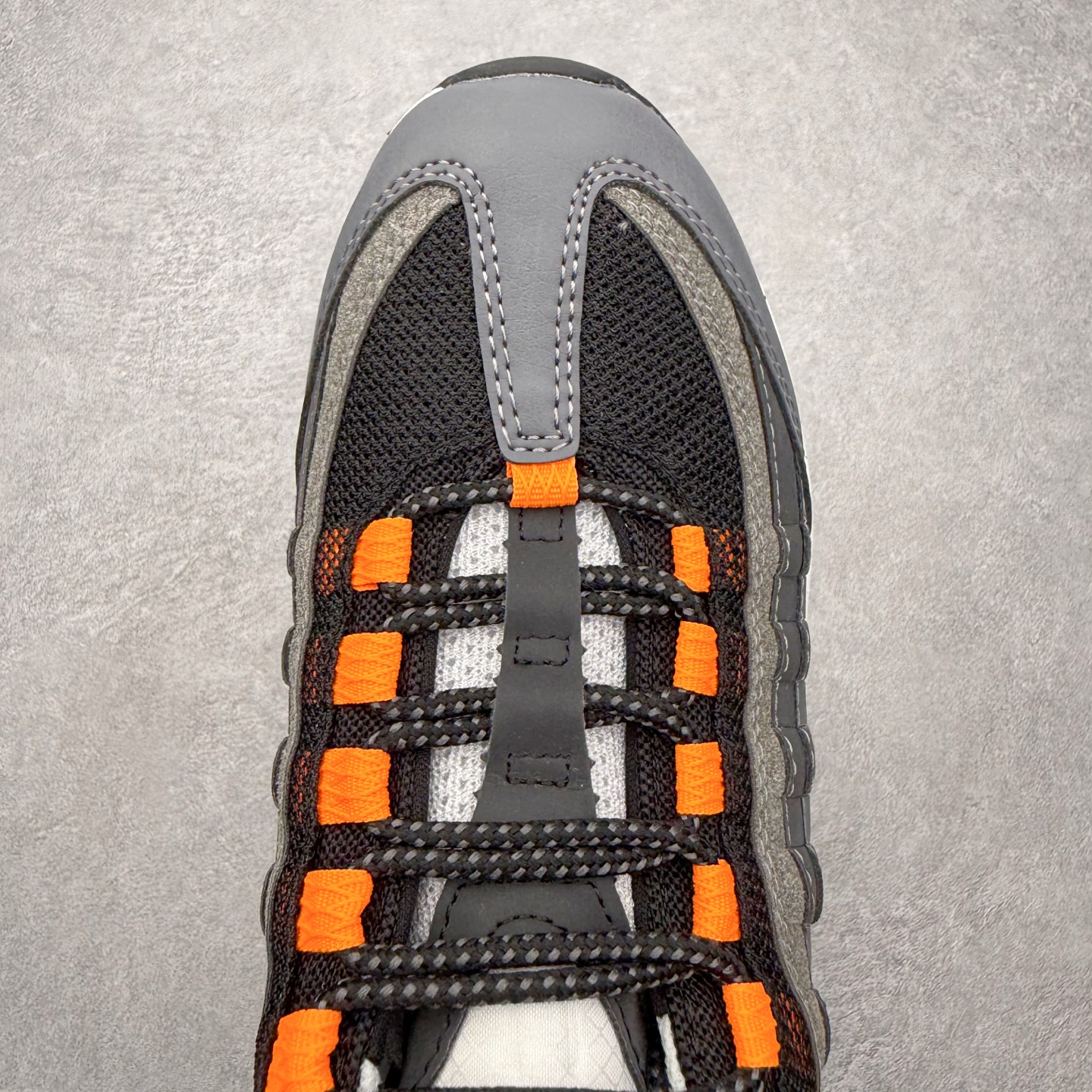 图片[4]-＃MX版 NK Air Max 95 复古减震气垫跑鞋 经典重温 外单专供大厂出品 品质稳定 一百余色 终端操作 鞋款设计灵感源于人体构造 中底设计基于人体的脊柱构造 是整体设计的核心 尼龙孔眼代表了肋骨 而分层式面板和网眼象征着肌肉纤维和肉体组织 Air Max 95采用了两个独立的吹塑成型的Air-Sole单元 并首次在前掌使用可视化气垫设计 Swoosh logo夜当作一个 点符号放在了鞋子的后帮位置 20年的发展让 AIR MAX 95有了不同的故事 20年后再度面向世人的时候 焕然一新的面貌 让人有了另外一种清新脱俗的感觉 尺码：36 36.5 37.5 38 38.5 39 40 40.5 41 42 42.5 43 44 44.5 45 46-选品中心