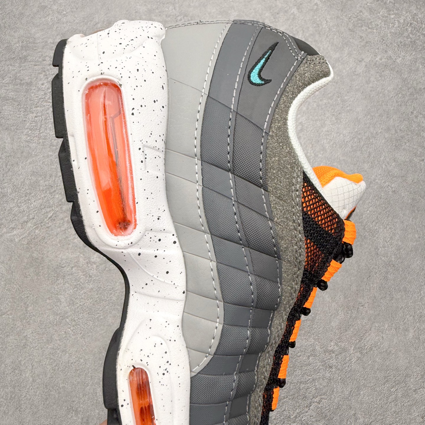 图片[6]-＃MX版 NK Air Max 95 复古减震气垫跑鞋 经典重温 外单专供大厂出品 品质稳定 一百余色 终端操作 鞋款设计灵感源于人体构造 中底设计基于人体的脊柱构造 是整体设计的核心 尼龙孔眼代表了肋骨 而分层式面板和网眼象征着肌肉纤维和肉体组织 Air Max 95采用了两个独立的吹塑成型的Air-Sole单元 并首次在前掌使用可视化气垫设计 Swoosh logo夜当作一个 点符号放在了鞋子的后帮位置 20年的发展让 AIR MAX 95有了不同的故事 20年后再度面向世人的时候 焕然一新的面貌 让人有了另外一种清新脱俗的感觉 尺码：36 36.5 37.5 38 38.5 39 40 40.5 41 42 42.5 43 44 44.5 45 46-选品中心