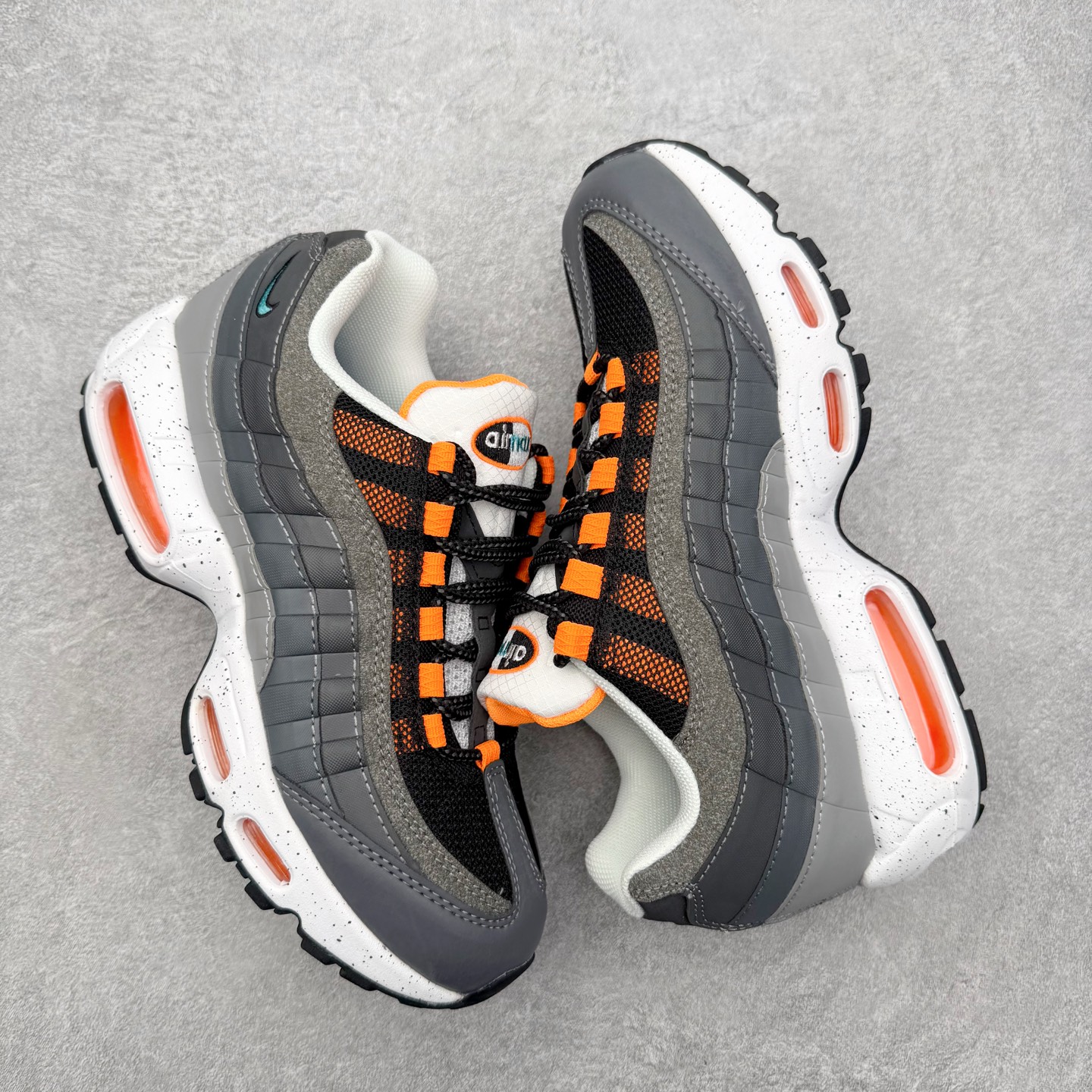 图片[3]-＃MX版 NK Air Max 95 复古减震气垫跑鞋 经典重温 外单专供大厂出品 品质稳定 一百余色 终端操作 鞋款设计灵感源于人体构造 中底设计基于人体的脊柱构造 是整体设计的核心 尼龙孔眼代表了肋骨 而分层式面板和网眼象征着肌肉纤维和肉体组织 Air Max 95采用了两个独立的吹塑成型的Air-Sole单元 并首次在前掌使用可视化气垫设计 Swoosh logo夜当作一个 点符号放在了鞋子的后帮位置 20年的发展让 AIR MAX 95有了不同的故事 20年后再度面向世人的时候 焕然一新的面貌 让人有了另外一种清新脱俗的感觉 尺码：36 36.5 37.5 38 38.5 39 40 40.5 41 42 42.5 43 44 44.5 45 46-选品中心