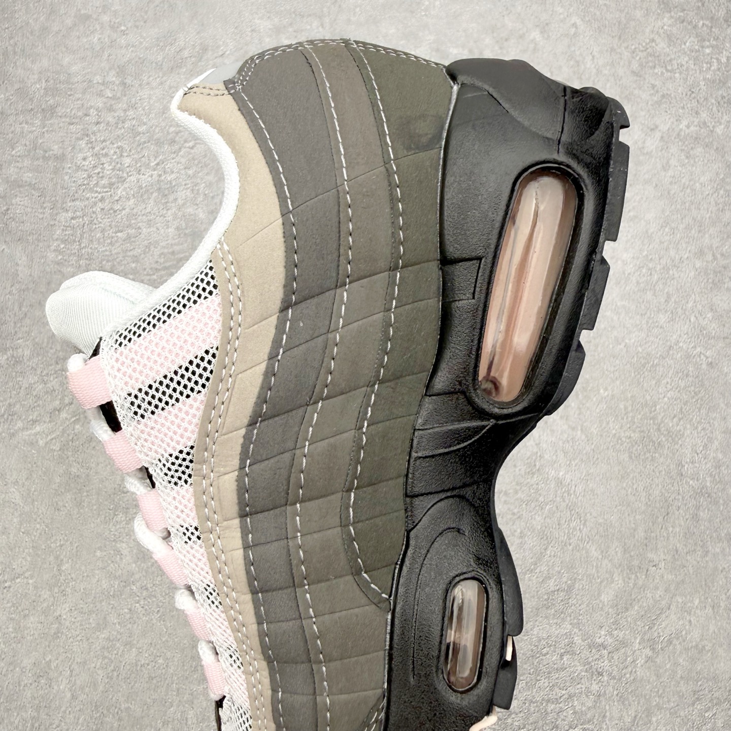 图片[7]-＃MX版 NK Air Max 95 复古减震气垫跑鞋 经典重温 外单专供大厂出品 品质稳定 一百余色 终端操作 鞋款设计灵感源于人体构造 中底设计基于人体的脊柱构造 是整体设计的核心 尼龙孔眼代表了肋骨 而分层式面板和网眼象征着肌肉纤维和肉体组织 Air Max 95采用了两个独立的吹塑成型的Air-Sole单元 并首次在前掌使用可视化气垫设计 Swoosh logo夜当作一个 点符号放在了鞋子的后帮位置 20年的发展让 AIR MAX 95有了不同的故事 20年后再度面向世人的时候 焕然一新的面貌 让人有了另外一种清新脱俗的感觉 尺码：36 36.5 37.5 38 38.5 39 40 40.5 41 42 42.5 43 44 44.5 45 46-选品中心