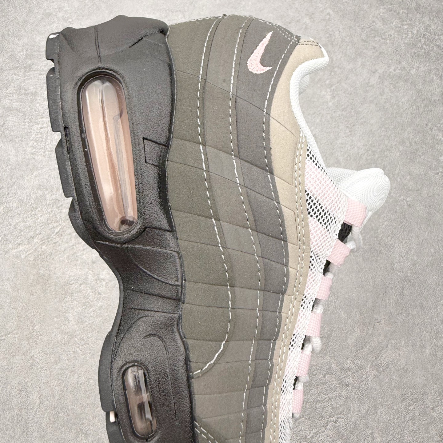 图片[6]-＃MX版 NK Air Max 95 复古减震气垫跑鞋 经典重温 外单专供大厂出品 品质稳定 一百余色 终端操作 鞋款设计灵感源于人体构造 中底设计基于人体的脊柱构造 是整体设计的核心 尼龙孔眼代表了肋骨 而分层式面板和网眼象征着肌肉纤维和肉体组织 Air Max 95采用了两个独立的吹塑成型的Air-Sole单元 并首次在前掌使用可视化气垫设计 Swoosh logo夜当作一个 点符号放在了鞋子的后帮位置 20年的发展让 AIR MAX 95有了不同的故事 20年后再度面向世人的时候 焕然一新的面貌 让人有了另外一种清新脱俗的感觉 尺码：36 36.5 37.5 38 38.5 39 40 40.5 41 42 42.5 43 44 44.5 45 46-选品中心