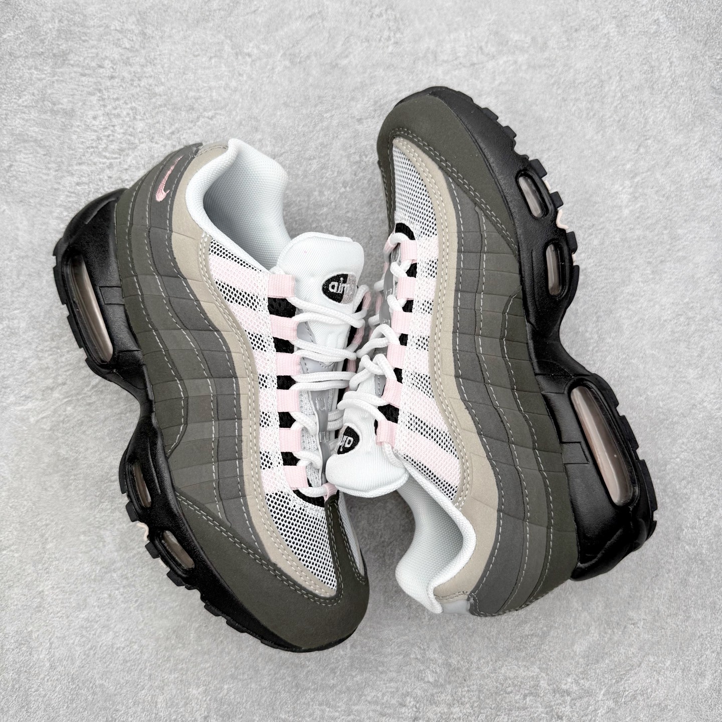 图片[3]-＃MX版 NK Air Max 95 复古减震气垫跑鞋 经典重温 外单专供大厂出品 品质稳定 一百余色 终端操作 鞋款设计灵感源于人体构造 中底设计基于人体的脊柱构造 是整体设计的核心 尼龙孔眼代表了肋骨 而分层式面板和网眼象征着肌肉纤维和肉体组织 Air Max 95采用了两个独立的吹塑成型的Air-Sole单元 并首次在前掌使用可视化气垫设计 Swoosh logo夜当作一个 点符号放在了鞋子的后帮位置 20年的发展让 AIR MAX 95有了不同的故事 20年后再度面向世人的时候 焕然一新的面貌 让人有了另外一种清新脱俗的感觉 尺码：36 36.5 37.5 38 38.5 39 40 40.5 41 42 42.5 43 44 44.5 45 46-选品中心