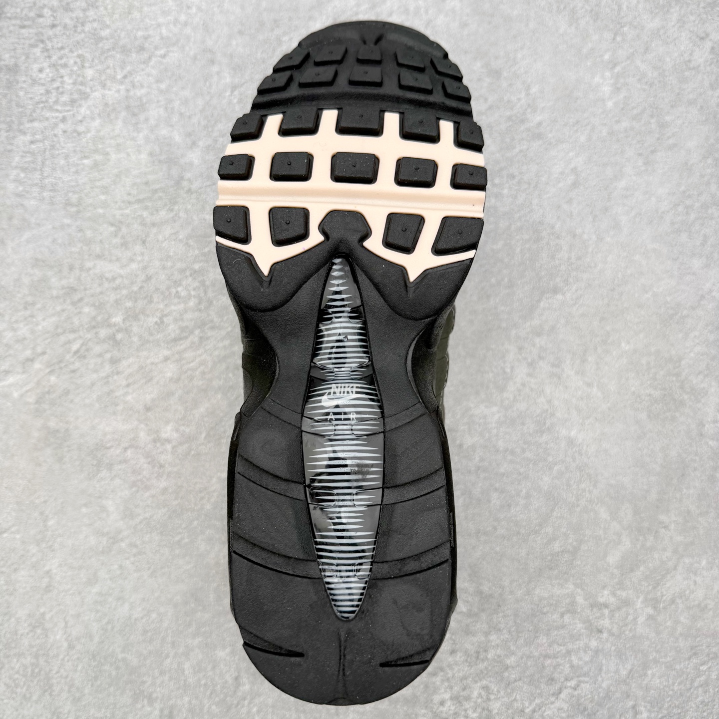 图片[9]-＃MX版 NK Air Max 95 复古减震气垫跑鞋 经典重温 外单专供大厂出品 品质稳定 一百余色 终端操作 鞋款设计灵感源于人体构造 中底设计基于人体的脊柱构造 是整体设计的核心 尼龙孔眼代表了肋骨 而分层式面板和网眼象征着肌肉纤维和肉体组织 Air Max 95采用了两个独立的吹塑成型的Air-Sole单元 并首次在前掌使用可视化气垫设计 Swoosh logo夜当作一个 点符号放在了鞋子的后帮位置 20年的发展让 AIR MAX 95有了不同的故事 20年后再度面向世人的时候 焕然一新的面貌 让人有了另外一种清新脱俗的感觉 尺码：36 36.5 37.5 38 38.5 39 40 40.5 41 42 42.5 43 44 44.5 45 46-选品中心