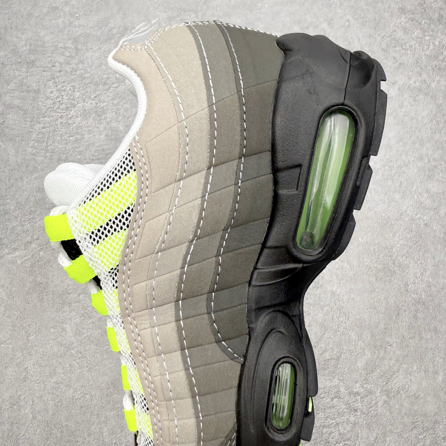 图片[7]-＃MX版 NK Air Max 95 复古减震气垫跑鞋 经典重温 外单专供大厂出品 品质稳定 一百余色 终端操作 鞋款设计灵感源于人体构造 中底设计基于人体的脊柱构造 是整体设计的核心 尼龙孔眼代表了肋骨 而分层式面板和网眼象征着肌肉纤维和肉体组织 Air Max 95采用了两个独立的吹塑成型的Air-Sole单元 并首次在前掌使用可视化气垫设计 Swoosh logo夜当作一个 点符号放在了鞋子的后帮位置 20年的发展让 AIR MAX 95有了不同的故事 20年后再度面向世人的时候 焕然一新的面貌 让人有了另外一种清新脱俗的感觉 尺码：36 36.5 37.5 38 38.5 39 40 40.5 41 42 42.5 43 44 44.5 45 46-选品中心