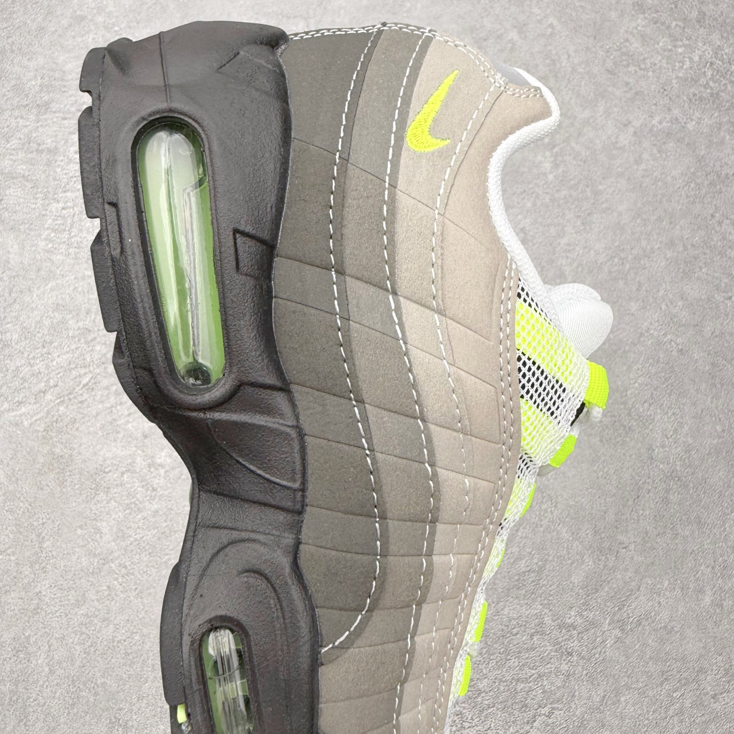 图片[6]-＃MX版 NK Air Max 95 复古减震气垫跑鞋 经典重温 外单专供大厂出品 品质稳定 一百余色 终端操作 鞋款设计灵感源于人体构造 中底设计基于人体的脊柱构造 是整体设计的核心 尼龙孔眼代表了肋骨 而分层式面板和网眼象征着肌肉纤维和肉体组织 Air Max 95采用了两个独立的吹塑成型的Air-Sole单元 并首次在前掌使用可视化气垫设计 Swoosh logo夜当作一个 点符号放在了鞋子的后帮位置 20年的发展让 AIR MAX 95有了不同的故事 20年后再度面向世人的时候 焕然一新的面貌 让人有了另外一种清新脱俗的感觉 尺码：36 36.5 37.5 38 38.5 39 40 40.5 41 42 42.5 43 44 44.5 45 46-选品中心