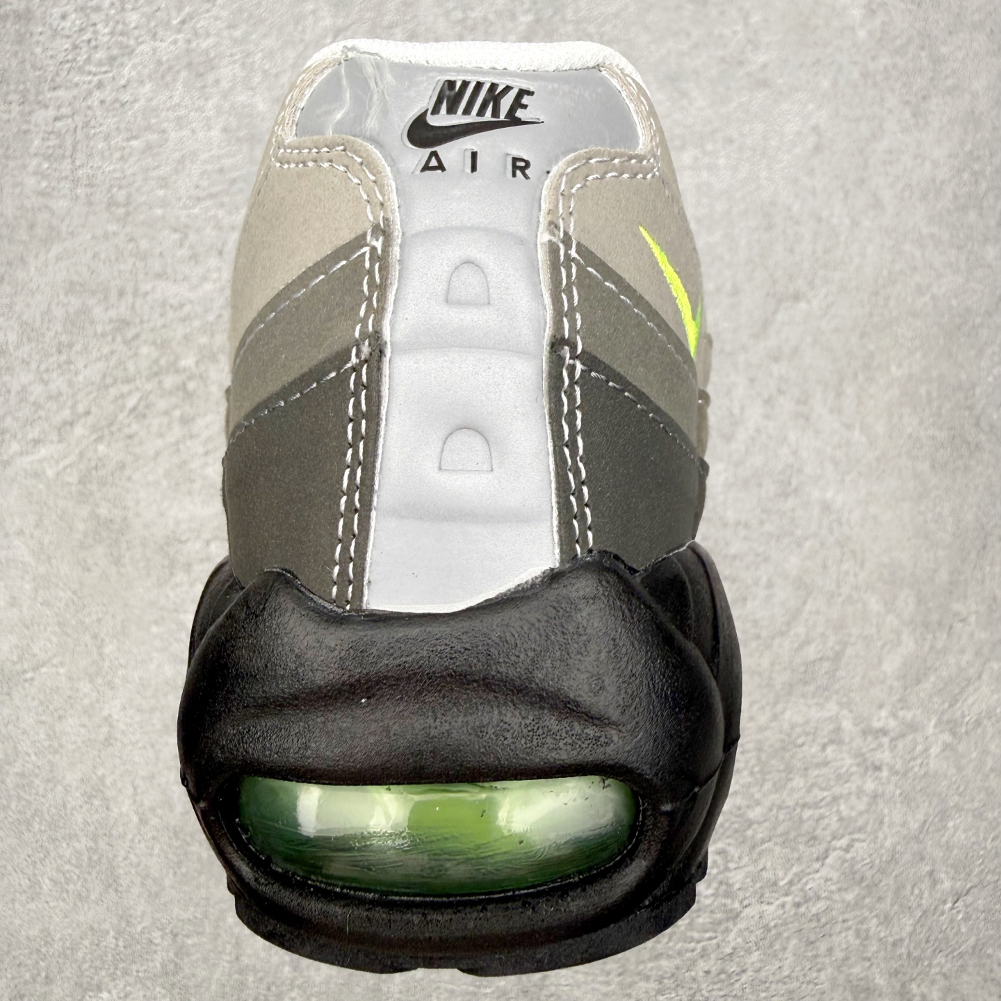 图片[8]-＃MX版 NK Air Max 95 复古减震气垫跑鞋 经典重温 外单专供大厂出品 品质稳定 一百余色 终端操作 鞋款设计灵感源于人体构造 中底设计基于人体的脊柱构造 是整体设计的核心 尼龙孔眼代表了肋骨 而分层式面板和网眼象征着肌肉纤维和肉体组织 Air Max 95采用了两个独立的吹塑成型的Air-Sole单元 并首次在前掌使用可视化气垫设计 Swoosh logo夜当作一个 点符号放在了鞋子的后帮位置 20年的发展让 AIR MAX 95有了不同的故事 20年后再度面向世人的时候 焕然一新的面貌 让人有了另外一种清新脱俗的感觉 尺码：36 36.5 37.5 38 38.5 39 40 40.5 41 42 42.5 43 44 44.5 45 46-选品中心