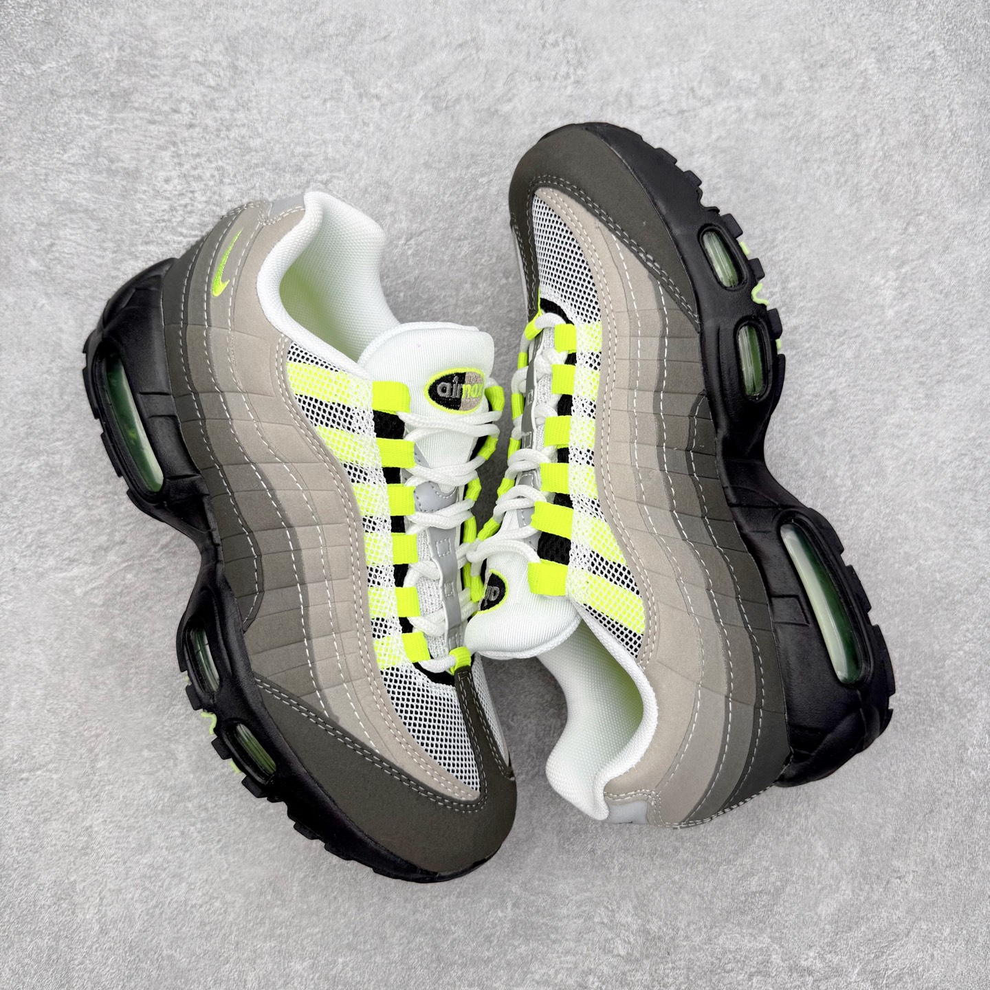 图片[3]-＃MX版 NK Air Max 95 复古减震气垫跑鞋 经典重温 外单专供大厂出品 品质稳定 一百余色 终端操作 鞋款设计灵感源于人体构造 中底设计基于人体的脊柱构造 是整体设计的核心 尼龙孔眼代表了肋骨 而分层式面板和网眼象征着肌肉纤维和肉体组织 Air Max 95采用了两个独立的吹塑成型的Air-Sole单元 并首次在前掌使用可视化气垫设计 Swoosh logo夜当作一个 点符号放在了鞋子的后帮位置 20年的发展让 AIR MAX 95有了不同的故事 20年后再度面向世人的时候 焕然一新的面貌 让人有了另外一种清新脱俗的感觉 尺码：36 36.5 37.5 38 38.5 39 40 40.5 41 42 42.5 43 44 44.5 45 46-选品中心