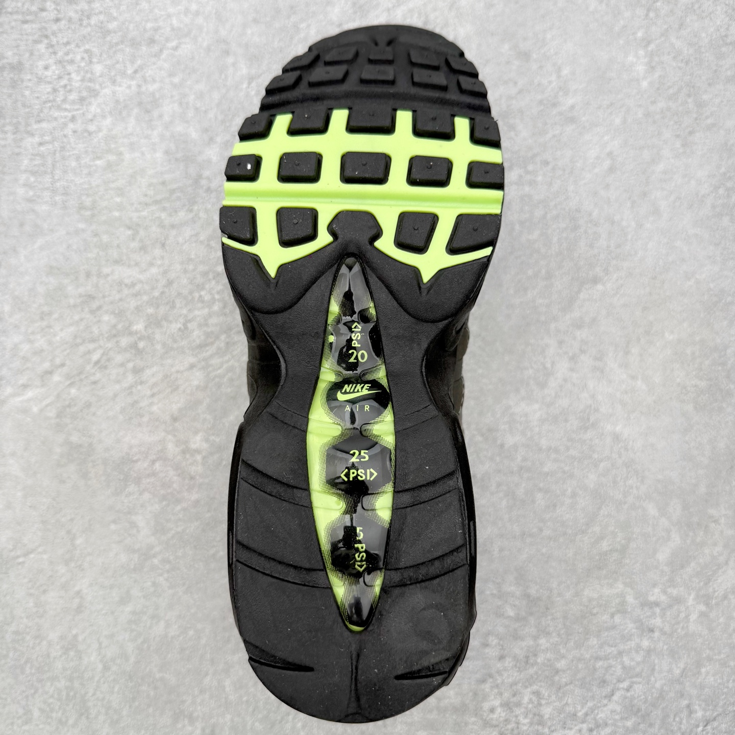 图片[9]-＃MX版 NK Air Max 95 复古减震气垫跑鞋 经典重温 外单专供大厂出品 品质稳定 一百余色 终端操作 鞋款设计灵感源于人体构造 中底设计基于人体的脊柱构造 是整体设计的核心 尼龙孔眼代表了肋骨 而分层式面板和网眼象征着肌肉纤维和肉体组织 Air Max 95采用了两个独立的吹塑成型的Air-Sole单元 并首次在前掌使用可视化气垫设计 Swoosh logo夜当作一个 点符号放在了鞋子的后帮位置 20年的发展让 AIR MAX 95有了不同的故事 20年后再度面向世人的时候 焕然一新的面貌 让人有了另外一种清新脱俗的感觉 尺码：36 36.5 37.5 38 38.5 39 40 40.5 41 42 42.5 43 44 44.5 45 46-选品中心