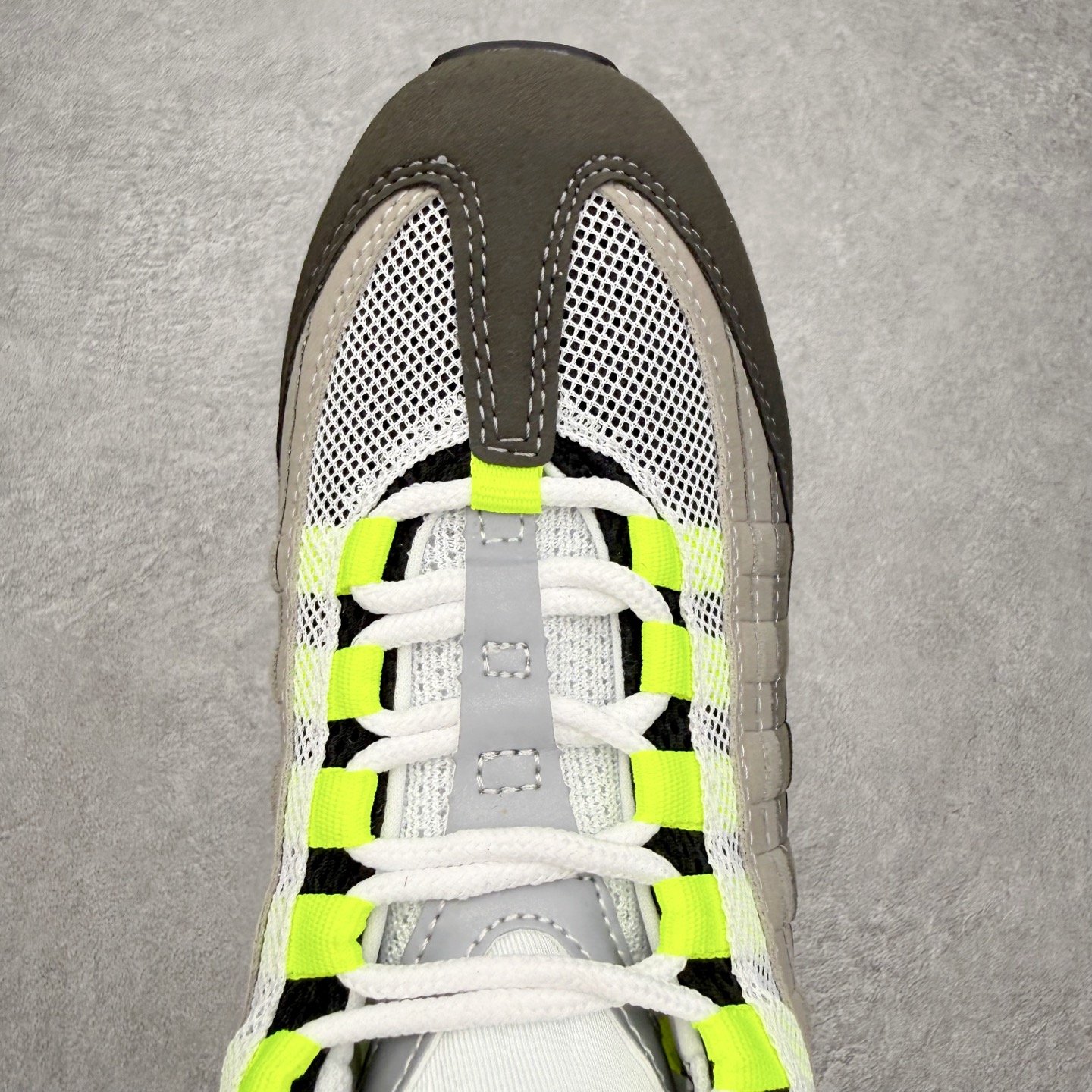 图片[4]-＃MX版 NK Air Max 95 复古减震气垫跑鞋 经典重温 外单专供大厂出品 品质稳定 一百余色 终端操作 鞋款设计灵感源于人体构造 中底设计基于人体的脊柱构造 是整体设计的核心 尼龙孔眼代表了肋骨 而分层式面板和网眼象征着肌肉纤维和肉体组织 Air Max 95采用了两个独立的吹塑成型的Air-Sole单元 并首次在前掌使用可视化气垫设计 Swoosh logo夜当作一个 点符号放在了鞋子的后帮位置 20年的发展让 AIR MAX 95有了不同的故事 20年后再度面向世人的时候 焕然一新的面貌 让人有了另外一种清新脱俗的感觉 尺码：36 36.5 37.5 38 38.5 39 40 40.5 41 42 42.5 43 44 44.5 45 46-选品中心