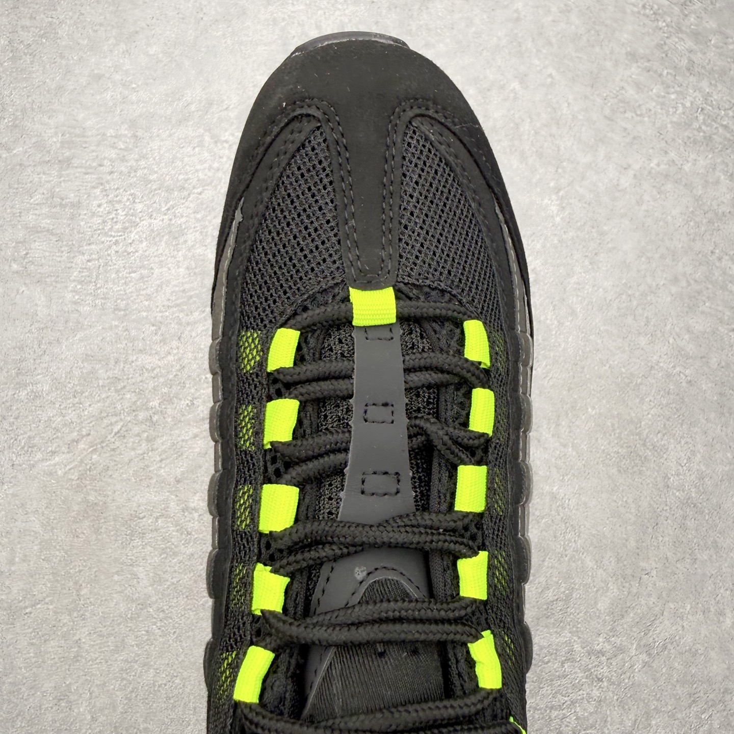 图片[4]-＃MX版 NK Air Max 95 复古减震气垫跑鞋 经典重温 外单专供大厂出品 品质稳定 一百余色 终端操作 鞋款设计灵感源于人体构造 中底设计基于人体的脊柱构造 是整体设计的核心 尼龙孔眼代表了肋骨 而分层式面板和网眼象征着肌肉纤维和肉体组织 Air Max 95采用了两个独立的吹塑成型的Air-Sole单元 并首次在前掌使用可视化气垫设计 Swoosh logo夜当作一个 点符号放在了鞋子的后帮位置 20年的发展让 AIR MAX 95有了不同的故事 20年后再度面向世人的时候 焕然一新的面貌 让人有了另外一种清新脱俗的感觉 尺码：36 36.5 37.5 38 38.5 39 40 40.5 41 42 42.5 43 44 44.5 45 46-选品中心