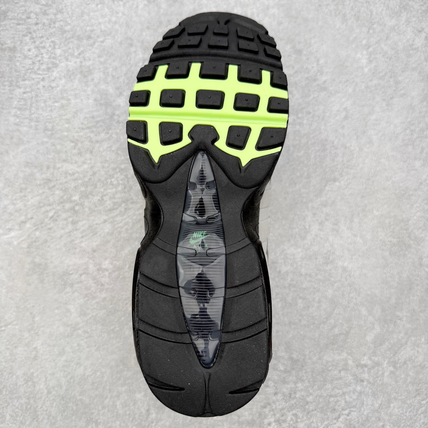 图片[9]-＃MX版 NK Air Max 95 复古减震气垫跑鞋 经典重温 外单专供大厂出品 品质稳定 一百余色 终端操作 鞋款设计灵感源于人体构造 中底设计基于人体的脊柱构造 是整体设计的核心 尼龙孔眼代表了肋骨 而分层式面板和网眼象征着肌肉纤维和肉体组织 Air Max 95采用了两个独立的吹塑成型的Air-Sole单元 并首次在前掌使用可视化气垫设计 Swoosh logo夜当作一个 点符号放在了鞋子的后帮位置 20年的发展让 AIR MAX 95有了不同的故事 20年后再度面向世人的时候 焕然一新的面貌 让人有了另外一种清新脱俗的感觉 尺码：36 36.5 37.5 38 38.5 39 40 40.5 41 42 42.5 43 44 44.5 45 46-选品中心