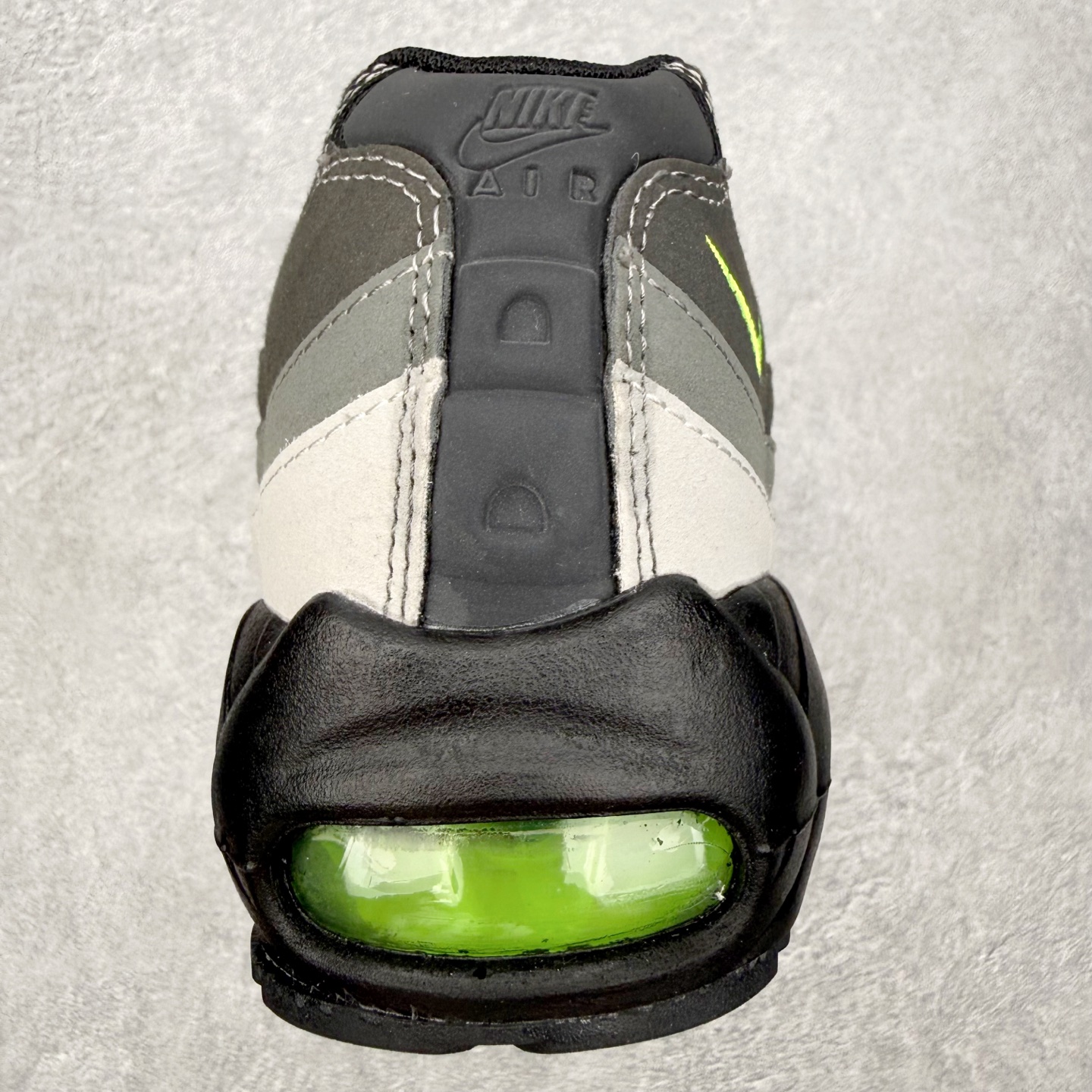 图片[8]-＃MX版 NK Air Max 95 复古减震气垫跑鞋 经典重温 外单专供大厂出品 品质稳定 一百余色 终端操作 鞋款设计灵感源于人体构造 中底设计基于人体的脊柱构造 是整体设计的核心 尼龙孔眼代表了肋骨 而分层式面板和网眼象征着肌肉纤维和肉体组织 Air Max 95采用了两个独立的吹塑成型的Air-Sole单元 并首次在前掌使用可视化气垫设计 Swoosh logo夜当作一个 点符号放在了鞋子的后帮位置 20年的发展让 AIR MAX 95有了不同的故事 20年后再度面向世人的时候 焕然一新的面貌 让人有了另外一种清新脱俗的感觉 尺码：36 36.5 37.5 38 38.5 39 40 40.5 41 42 42.5 43 44 44.5 45 46-选品中心