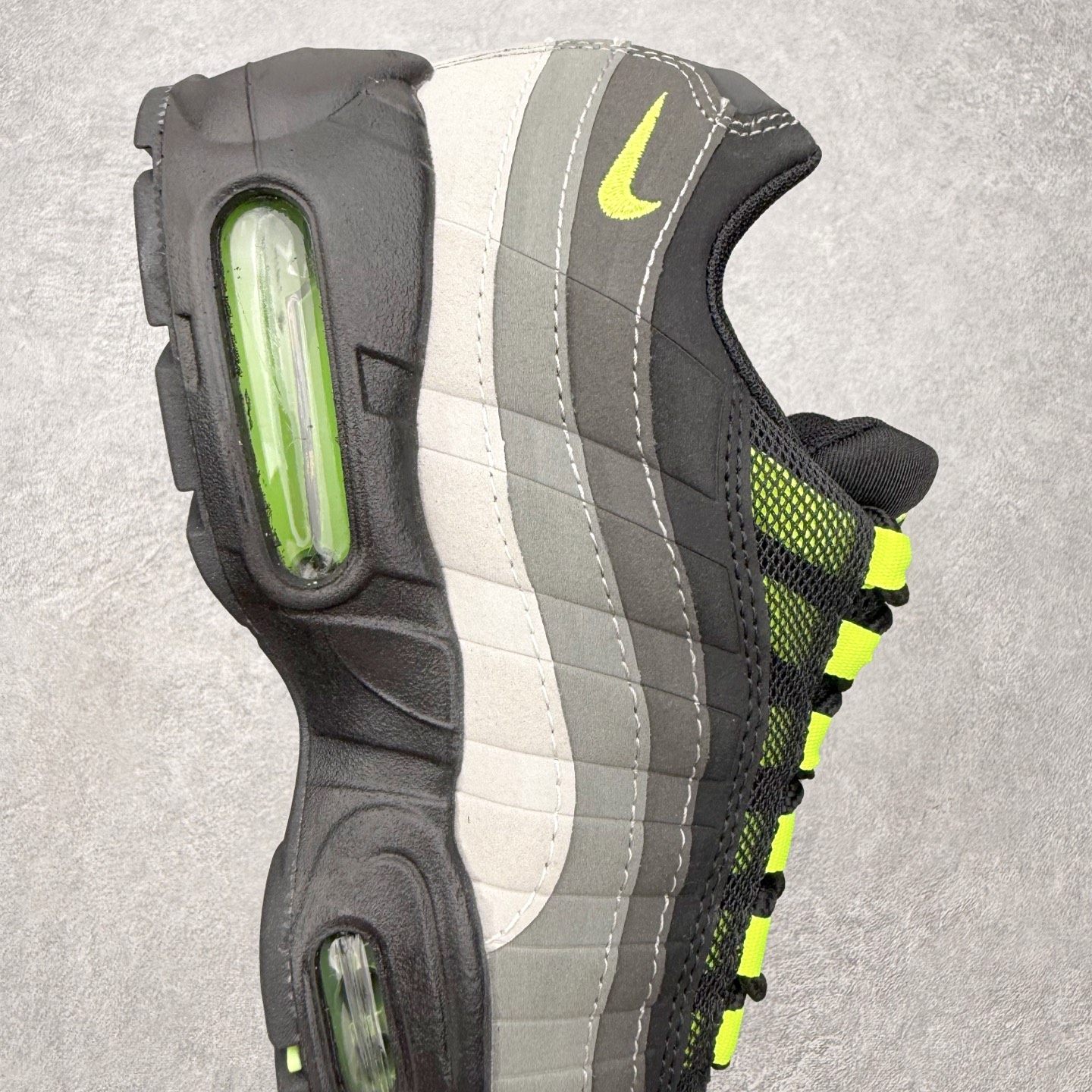图片[6]-＃MX版 NK Air Max 95 复古减震气垫跑鞋 经典重温 外单专供大厂出品 品质稳定 一百余色 终端操作 鞋款设计灵感源于人体构造 中底设计基于人体的脊柱构造 是整体设计的核心 尼龙孔眼代表了肋骨 而分层式面板和网眼象征着肌肉纤维和肉体组织 Air Max 95采用了两个独立的吹塑成型的Air-Sole单元 并首次在前掌使用可视化气垫设计 Swoosh logo夜当作一个 点符号放在了鞋子的后帮位置 20年的发展让 AIR MAX 95有了不同的故事 20年后再度面向世人的时候 焕然一新的面貌 让人有了另外一种清新脱俗的感觉 尺码：36 36.5 37.5 38 38.5 39 40 40.5 41 42 42.5 43 44 44.5 45 46-选品中心