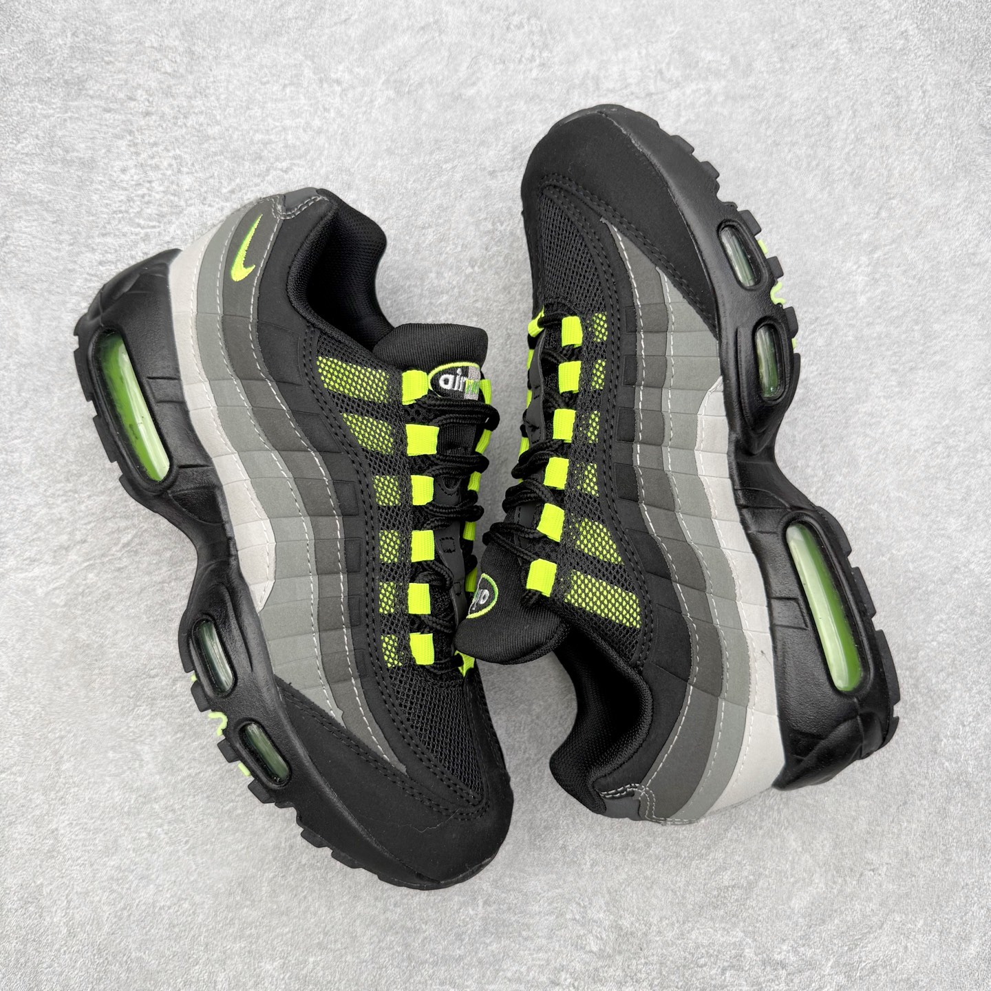 图片[3]-＃MX版 NK Air Max 95 复古减震气垫跑鞋 经典重温 外单专供大厂出品 品质稳定 一百余色 终端操作 鞋款设计灵感源于人体构造 中底设计基于人体的脊柱构造 是整体设计的核心 尼龙孔眼代表了肋骨 而分层式面板和网眼象征着肌肉纤维和肉体组织 Air Max 95采用了两个独立的吹塑成型的Air-Sole单元 并首次在前掌使用可视化气垫设计 Swoosh logo夜当作一个 点符号放在了鞋子的后帮位置 20年的发展让 AIR MAX 95有了不同的故事 20年后再度面向世人的时候 焕然一新的面貌 让人有了另外一种清新脱俗的感觉 尺码：36 36.5 37.5 38 38.5 39 40 40.5 41 42 42.5 43 44 44.5 45 46-选品中心