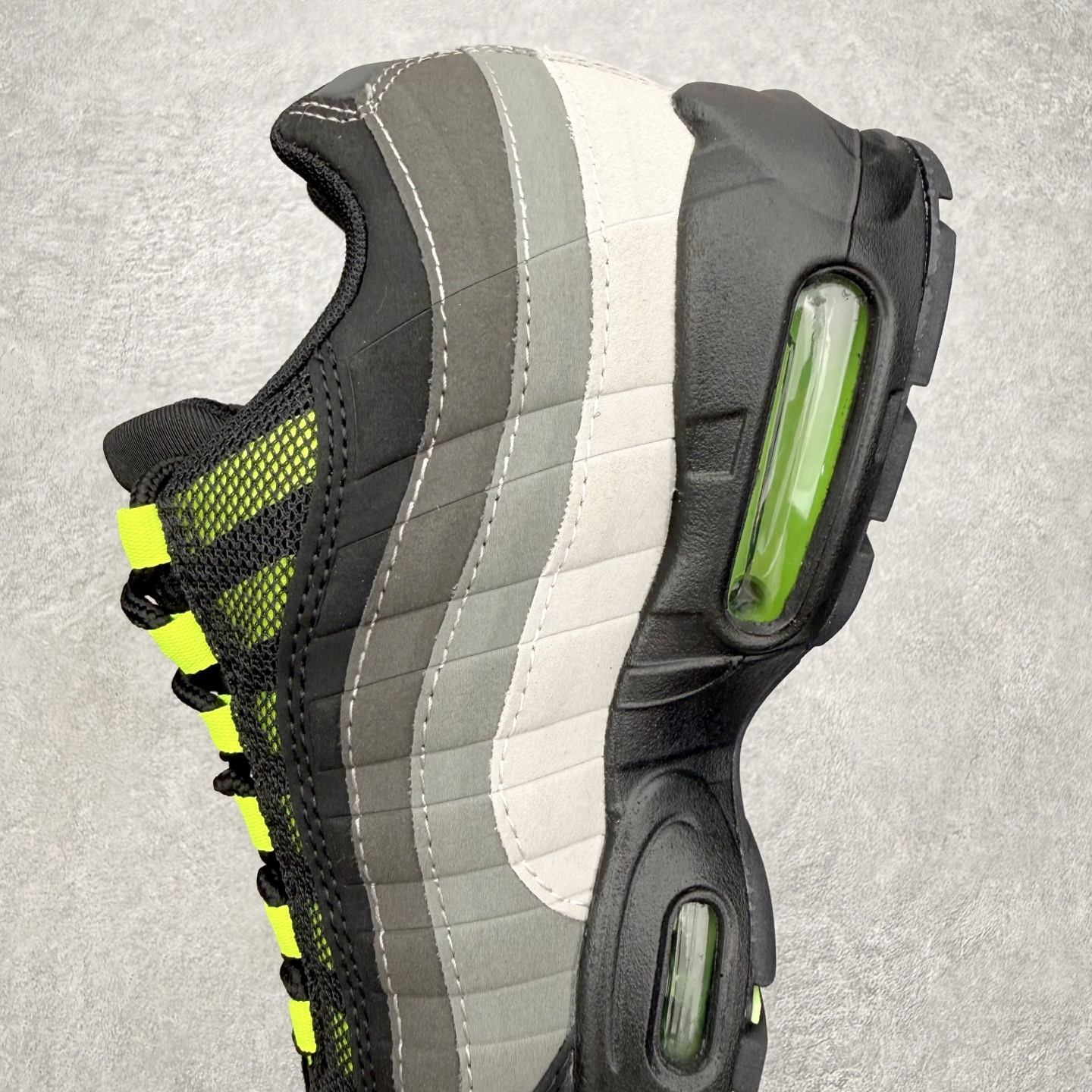 图片[7]-＃MX版 NK Air Max 95 复古减震气垫跑鞋 经典重温 外单专供大厂出品 品质稳定 一百余色 终端操作 鞋款设计灵感源于人体构造 中底设计基于人体的脊柱构造 是整体设计的核心 尼龙孔眼代表了肋骨 而分层式面板和网眼象征着肌肉纤维和肉体组织 Air Max 95采用了两个独立的吹塑成型的Air-Sole单元 并首次在前掌使用可视化气垫设计 Swoosh logo夜当作一个 点符号放在了鞋子的后帮位置 20年的发展让 AIR MAX 95有了不同的故事 20年后再度面向世人的时候 焕然一新的面貌 让人有了另外一种清新脱俗的感觉 尺码：36 36.5 37.5 38 38.5 39 40 40.5 41 42 42.5 43 44 44.5 45 46-选品中心