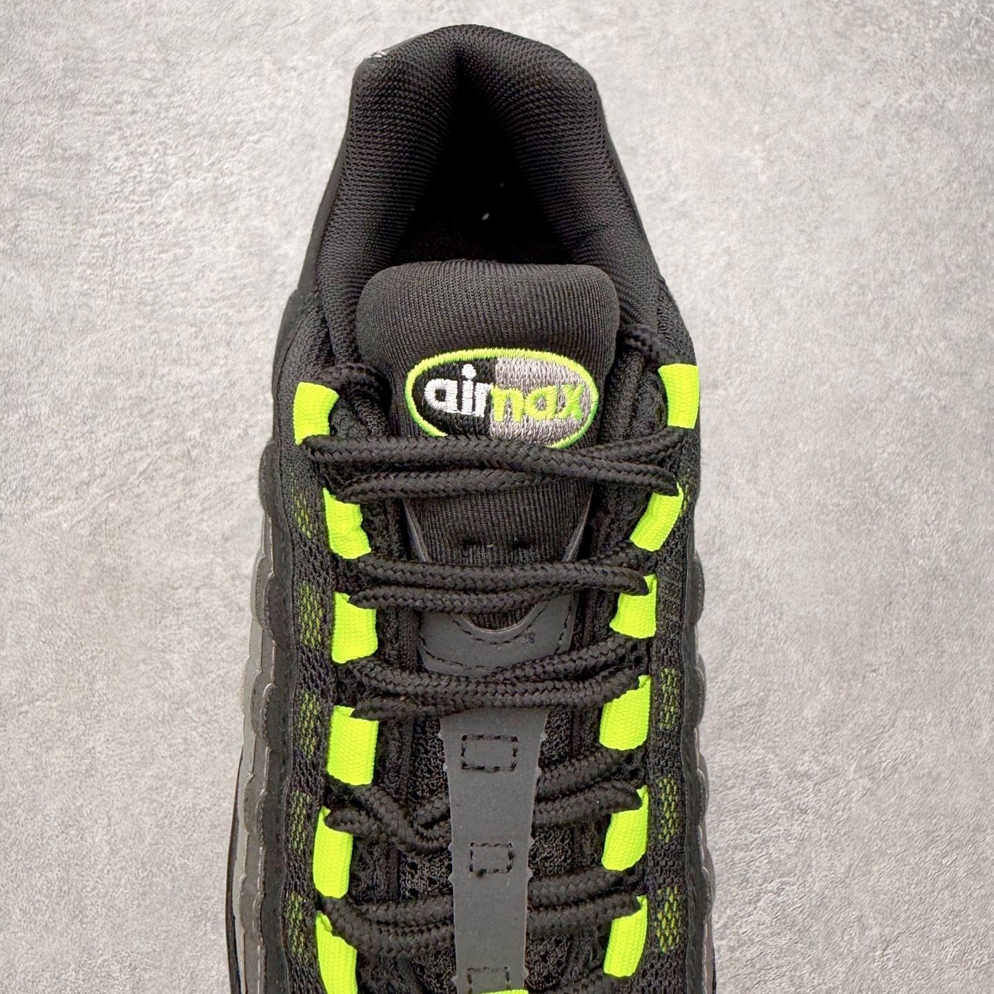 图片[5]-＃MX版 NK Air Max 95 复古减震气垫跑鞋 经典重温 外单专供大厂出品 品质稳定 一百余色 终端操作 鞋款设计灵感源于人体构造 中底设计基于人体的脊柱构造 是整体设计的核心 尼龙孔眼代表了肋骨 而分层式面板和网眼象征着肌肉纤维和肉体组织 Air Max 95采用了两个独立的吹塑成型的Air-Sole单元 并首次在前掌使用可视化气垫设计 Swoosh logo夜当作一个 点符号放在了鞋子的后帮位置 20年的发展让 AIR MAX 95有了不同的故事 20年后再度面向世人的时候 焕然一新的面貌 让人有了另外一种清新脱俗的感觉 尺码：36 36.5 37.5 38 38.5 39 40 40.5 41 42 42.5 43 44 44.5 45 46-选品中心