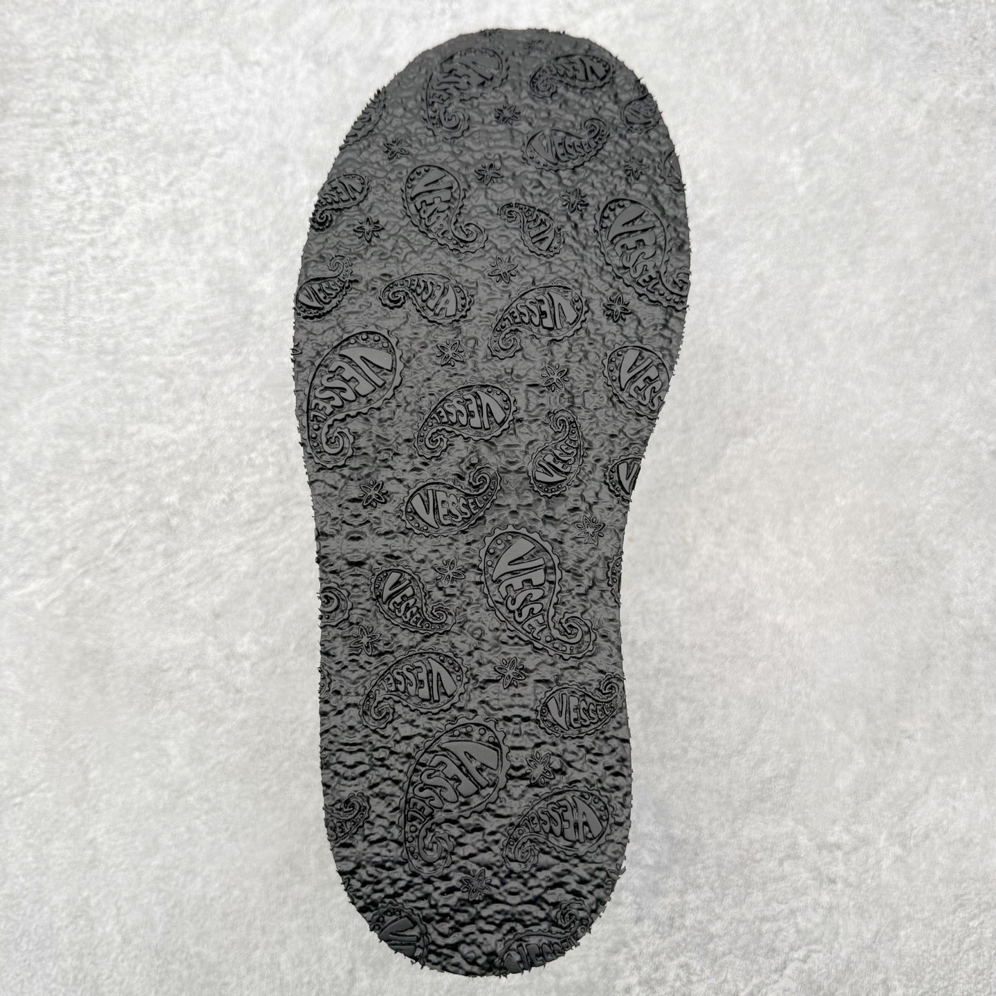 图片[6]-吴建豪 xVESSEL黑尾德训低帮牛轧糖雪花酥时尚潮流帆布鞋 以解构主义为核心打破德训鞋传统对称以层叠拼接、部件重组与局部解构赋予鞋款焕新设计张力品牌跳出制鞋规整范式鞋舌、中底等细节处融入独特解构美学。 既延续小香风的优雅高级 又能与多色系服饰和谐呼应轻松适配甜酷、复古、轻熟等多元风格造型 鞋面纹理细腻、层次分明 传递复古高级氛围 鞋底腰果花设计 为抓地力提供助力同时丰富鞋款整体设计感 尺码：35-45-选品中心