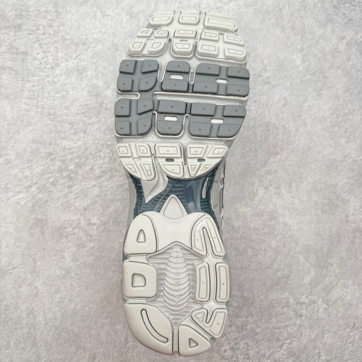 图片[9]-NK Air Max Moto 2K 舒适百搭耐磨 低帮跑步鞋 实拍调校N版已经零色差零失真 百分百还原实物色彩所见即所得 不存在货不对板色差等低级问题 选购参考实物拍摄 不混卖不参货 只用心做好货严格选品 承诺混一赔十 尺码：36 36.5 37.5 38 38.5 39 40 40.5 41 42 42.5 43 44 44.5 45-选品中心