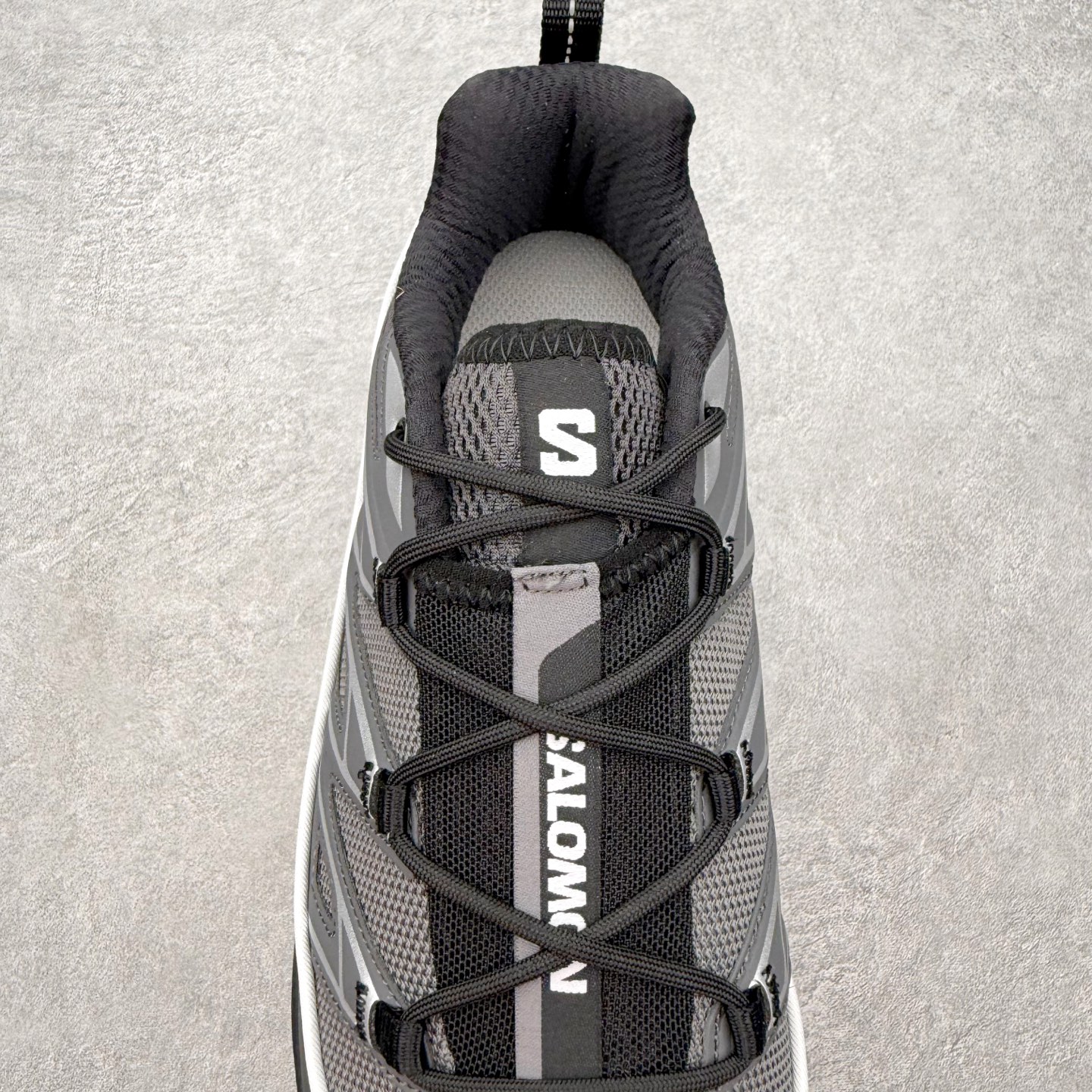 图片[5]-＃PK4.0 Salomon XT-6 萨洛蒙复古潮流户外机能登山跑鞋 纯原外贸平台特供订单 耗时半年巨作 全套原纸板楦头开发 原厂特供网布配套加持 确保原汁原味 完美呈现版型 原档数据独家私模五层组合大底 原装Ortholite轻量化鞋垫 中底布带钢印编号 原厂TPU锁扣 进口港宝加持 后跟自然饱满 还原公司包裹性 鞋面以“锯齿”状的包裹系统呈现 在基色底之下加入了各种色点缀 将公司的最新技术和时尚前卫的造型融入耐用的长跑款式中 鞋面由 TPU 薄膜制成 并焊接在高耐磨网眼上 使其既时尚又坚固 由 ACS底盘支撑 可增强稳定性和支撑力 以及由橡胶凸耳 Contragrip外底覆盖的 EVA 缓冲中底 旨在应对崎岖的地形 鞋舌上的彩色Salomon 标签、Quicklace 系统以及鞋头、鞋舌和鞋跟上的附加品牌使细节更加完美 让穿着者可以轻松驾驭户外与通勤下的任何运动生活场景 无缝鞋身户外随意纵横 颜值与脚感兼备 出街通勤 绝对非常吸睛 你值得拥有 尺码：36 36.5 37.5 38 38.5 39 40 40.5 41 42 42.5 43 44 44.5 45 注意：偏小1码-选品中心