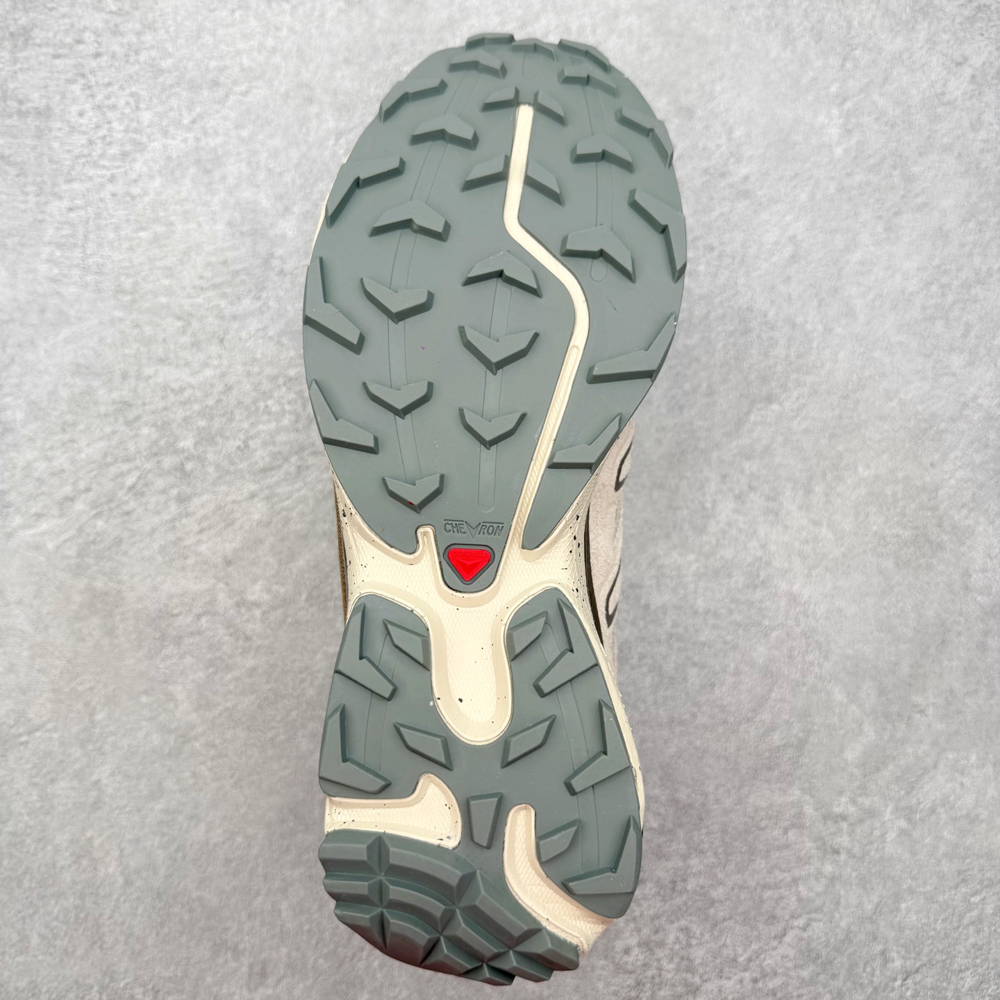 图片[9]-＃PK4.0 Salomon XT-6 萨洛蒙复古潮流户外机能登山跑鞋 纯原外贸平台特供订单 耗时半年巨作 全套原纸板楦头开发 原厂特供网布配套加持 确保原汁原味 完美呈现版型 原档数据独家私模五层组合大底 原装Ortholite轻量化鞋垫 中底布带钢印编号 原厂TPU锁扣 进口港宝加持 后跟自然饱满 还原公司包裹性 鞋面以“锯齿”状的包裹系统呈现 在基色底之下加入了各种色点缀 将公司的最新技术和时尚前卫的造型融入耐用的长跑款式中 鞋面由 TPU 薄膜制成 并焊接在高耐磨网眼上 使其既时尚又坚固 由 ACS底盘支撑 可增强稳定性和支撑力 以及由橡胶凸耳 Contragrip外底覆盖的 EVA 缓冲中底 旨在应对崎岖的地形 鞋舌上的彩色Salomon 标签、Quicklace 系统以及鞋头、鞋舌和鞋跟上的附加品牌使细节更加完美 让穿着者可以轻松驾驭户外与通勤下的任何运动生活场景 无缝鞋身户外随意纵横 颜值与脚感兼备 出街通勤 绝对非常吸睛 你值得拥有 尺码：36 36.5 37.5 38 38.5 39 40 40.5 41 42 42.5 43 44 44.5 45 注意：偏小1码-选品中心