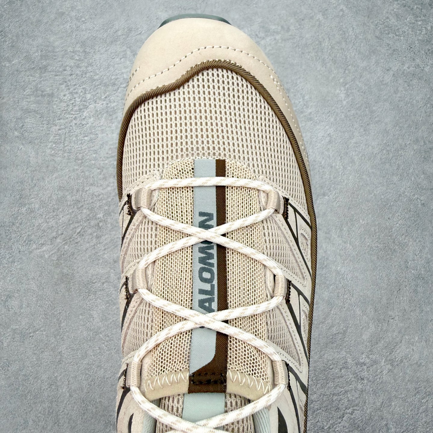 图片[4]-＃PK4.0 Salomon XT-6 萨洛蒙复古潮流户外机能登山跑鞋 纯原外贸平台特供订单 耗时半年巨作 全套原纸板楦头开发 原厂特供网布配套加持 确保原汁原味 完美呈现版型 原档数据独家私模五层组合大底 原装Ortholite轻量化鞋垫 中底布带钢印编号 原厂TPU锁扣 进口港宝加持 后跟自然饱满 还原公司包裹性 鞋面以“锯齿”状的包裹系统呈现 在基色底之下加入了各种色点缀 将公司的最新技术和时尚前卫的造型融入耐用的长跑款式中 鞋面由 TPU 薄膜制成 并焊接在高耐磨网眼上 使其既时尚又坚固 由 ACS底盘支撑 可增强稳定性和支撑力 以及由橡胶凸耳 Contragrip外底覆盖的 EVA 缓冲中底 旨在应对崎岖的地形 鞋舌上的彩色Salomon 标签、Quicklace 系统以及鞋头、鞋舌和鞋跟上的附加品牌使细节更加完美 让穿着者可以轻松驾驭户外与通勤下的任何运动生活场景 无缝鞋身户外随意纵横 颜值与脚感兼备 出街通勤 绝对非常吸睛 你值得拥有 尺码：36 36.5 37.5 38 38.5 39 40 40.5 41 42 42.5 43 44 44.5 45 注意：偏小1码-选品中心
