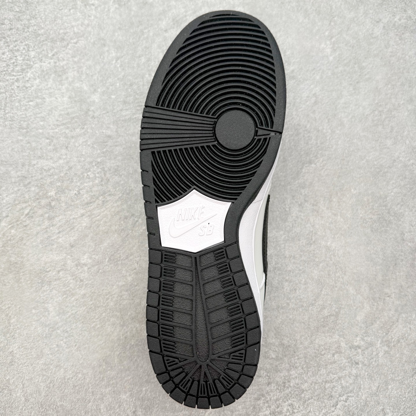 图片[9]-＃SS史诗 NK Dunk Low 潮流时尚舒适防滑耐磨低帮板鞋 全网最全Dunk系列配色 实力大厂出品 新配色陆续开发 利润个位数只为口碑 超强性价比 全套原纸板楦头开发 确保原汁原味 完美呈现DUNK版型 一比一鞋头弧度高度鞋身弧度 此版本只针对中端市场 皮料材质有所更替 其他数据细节工艺流程均保持一致 绝不口嗨 细节品控鞋型随意对比 独家私模官方第六代原厂航空铝磨具打磨大底 鞋头坡度极致还原 无解鞋型 原盒原配 圈内天花板工艺 原厂玻璃冲刀 超高清洁度 全鞋零毛边皮料切割 原厂中底布点胶 中底布拉帮走线遵循公司 尺码：36 36.5 37.5 38 38.5 39 40 40.5 41 42 42.5 43 44 44.5 45 46-选品中心