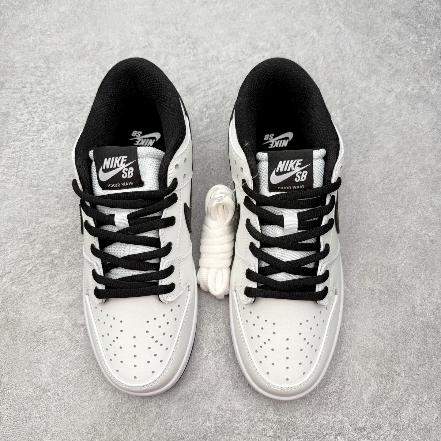 图片[2]-＃SS史诗 NK Dunk Low 潮流时尚舒适防滑耐磨低帮板鞋 全网最全Dunk系列配色 实力大厂出品 新配色陆续开发 利润个位数只为口碑 超强性价比 全套原纸板楦头开发 确保原汁原味 完美呈现DUNK版型 一比一鞋头弧度高度鞋身弧度 此版本只针对中端市场 皮料材质有所更替 其他数据细节工艺流程均保持一致 绝不口嗨 细节品控鞋型随意对比 独家私模官方第六代原厂航空铝磨具打磨大底 鞋头坡度极致还原 无解鞋型 原盒原配 圈内天花板工艺 原厂玻璃冲刀 超高清洁度 全鞋零毛边皮料切割 原厂中底布点胶 中底布拉帮走线遵循公司 尺码：36 36.5 37.5 38 38.5 39 40 40.5 41 42 42.5 43 44 44.5 45 46-选品中心