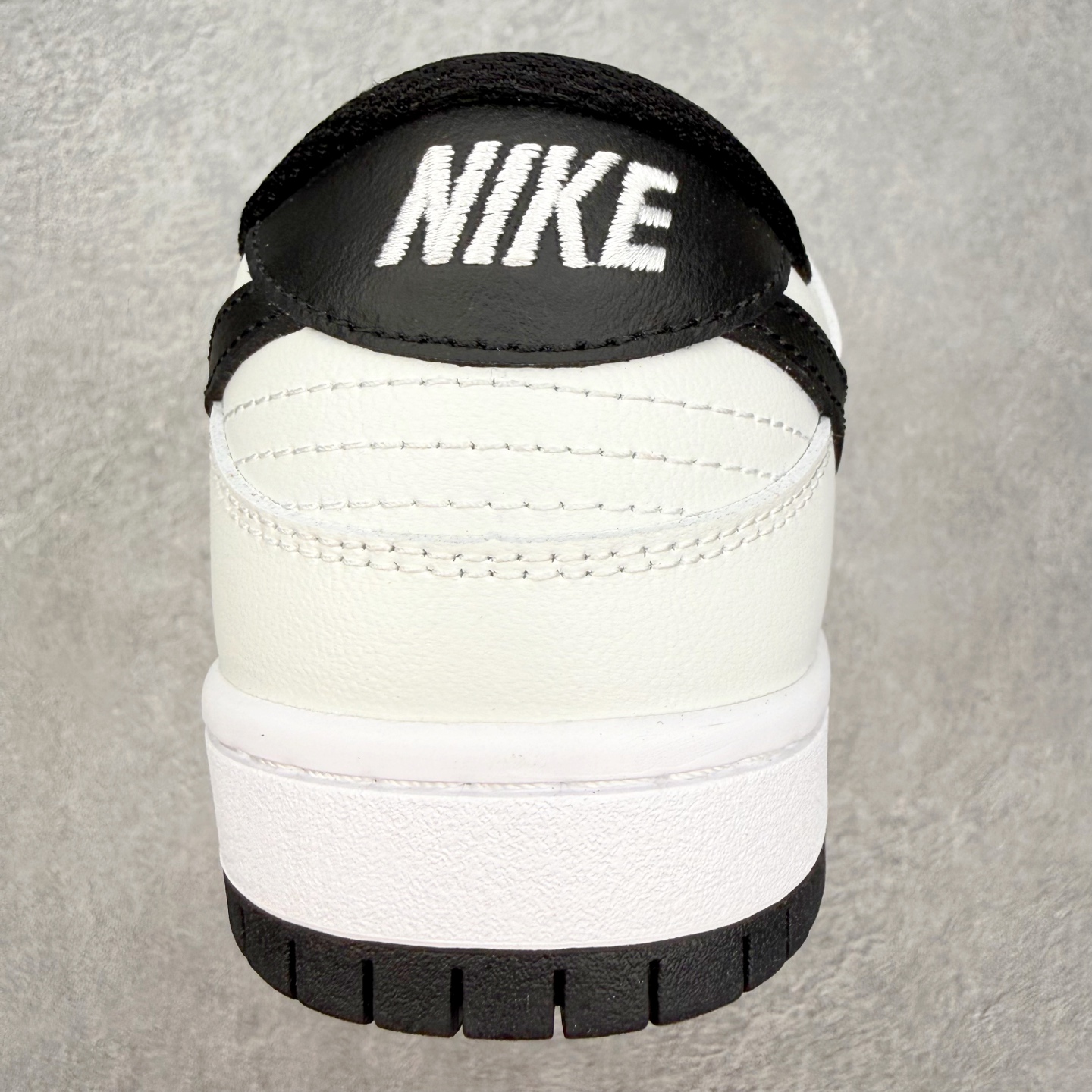 图片[8]-＃SS史诗 NK Dunk Low 潮流时尚舒适防滑耐磨低帮板鞋 全网最全Dunk系列配色 实力大厂出品 新配色陆续开发 利润个位数只为口碑 超强性价比 全套原纸板楦头开发 确保原汁原味 完美呈现DUNK版型 一比一鞋头弧度高度鞋身弧度 此版本只针对中端市场 皮料材质有所更替 其他数据细节工艺流程均保持一致 绝不口嗨 细节品控鞋型随意对比 独家私模官方第六代原厂航空铝磨具打磨大底 鞋头坡度极致还原 无解鞋型 原盒原配 圈内天花板工艺 原厂玻璃冲刀 超高清洁度 全鞋零毛边皮料切割 原厂中底布点胶 中底布拉帮走线遵循公司 尺码：36 36.5 37.5 38 38.5 39 40 40.5 41 42 42.5 43 44 44.5 45 46-选品中心