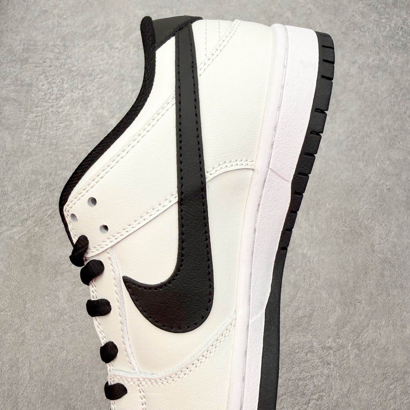图片[7]-＃SS史诗 NK Dunk Low 潮流时尚舒适防滑耐磨低帮板鞋 全网最全Dunk系列配色 实力大厂出品 新配色陆续开发 利润个位数只为口碑 超强性价比 全套原纸板楦头开发 确保原汁原味 完美呈现DUNK版型 一比一鞋头弧度高度鞋身弧度 此版本只针对中端市场 皮料材质有所更替 其他数据细节工艺流程均保持一致 绝不口嗨 细节品控鞋型随意对比 独家私模官方第六代原厂航空铝磨具打磨大底 鞋头坡度极致还原 无解鞋型 原盒原配 圈内天花板工艺 原厂玻璃冲刀 超高清洁度 全鞋零毛边皮料切割 原厂中底布点胶 中底布拉帮走线遵循公司 尺码：36 36.5 37.5 38 38.5 39 40 40.5 41 42 42.5 43 44 44.5 45 46-选品中心