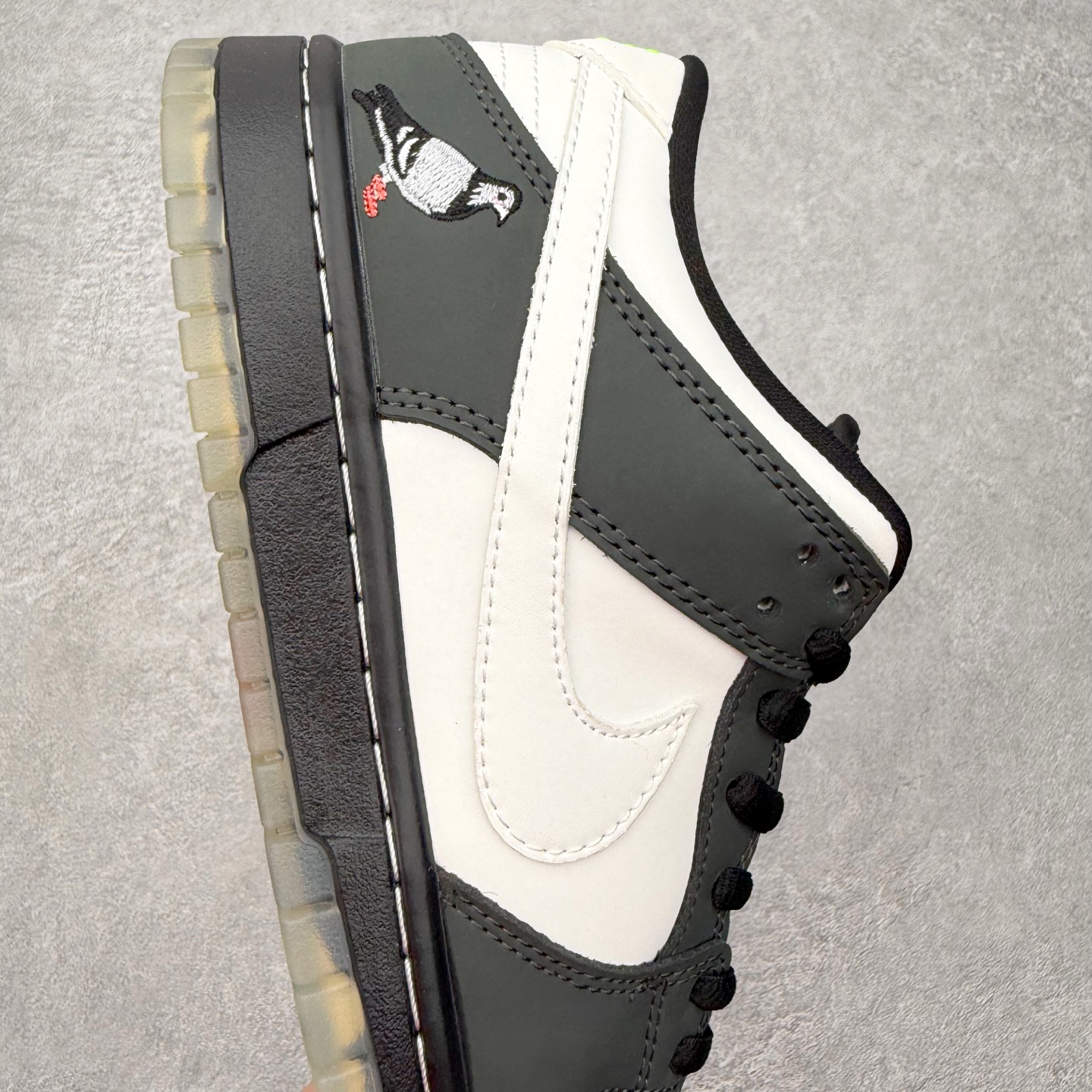 图片[6]-＃SS史诗 NK SB Dunk Low 潮流时尚舒适防滑耐磨低帮板鞋 全网最全Dunk系列配色 实力大厂出品 新配色陆续开发 利润个位数只为口碑 超强性价比 全套原纸板楦头开发 确保原汁原味 完美呈现DUNK版型 一比一鞋头弧度高度鞋身弧度 此版本只针对中端市场 皮料材质有所更替 其他数据细节工艺流程均保持一致 绝不口嗨 细节品控鞋型随意对比 独家私模官方第六代原厂航空铝磨具打磨大底 鞋头坡度极致还原 无解鞋型 原盒原配 圈内天花板工艺 原厂玻璃冲刀 超高清洁度 全鞋零毛边皮料切割 原厂中底布点胶 中底布拉帮走线遵循公司 尺码：36 36.5 37.5 38 38.5 39 40 40.5 41 42 42.5 43 44 44.5 45 46-选品中心