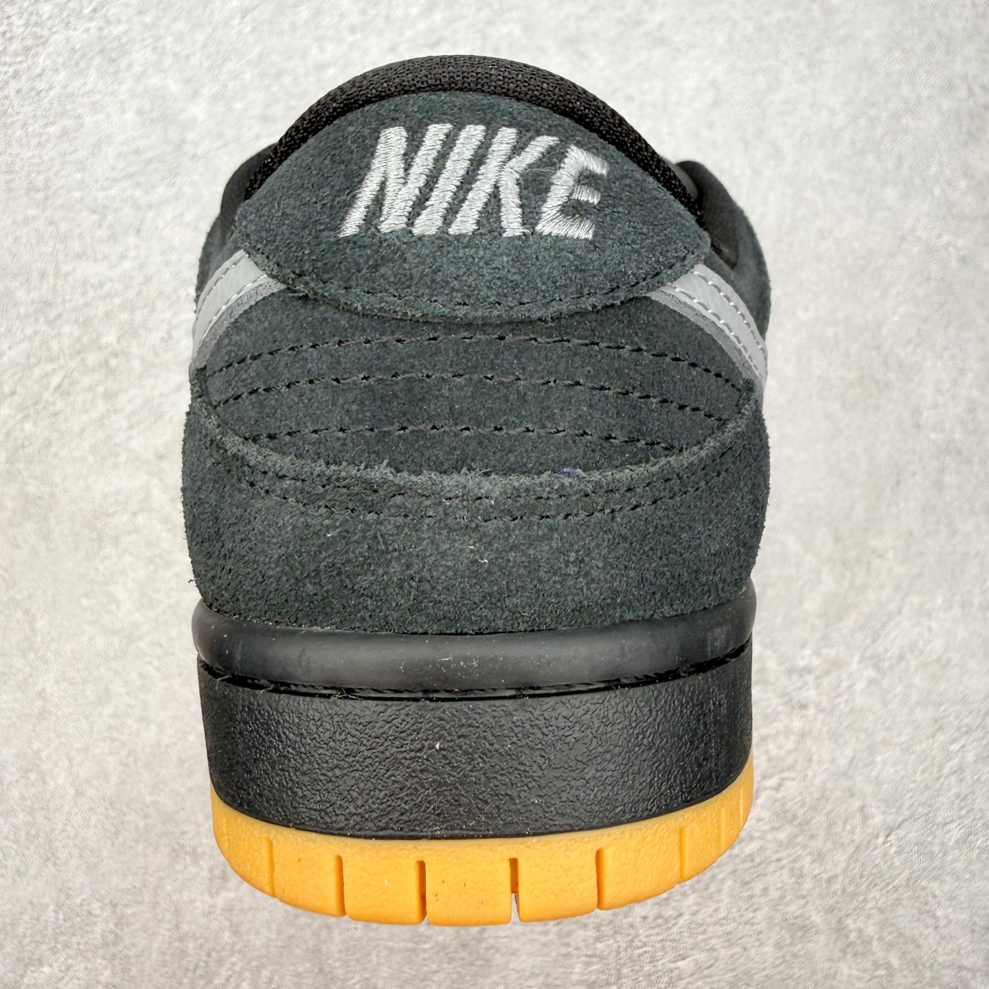 图片[8]-＃SS史诗 NK SB Dunk Low 潮流时尚舒适防滑耐磨低帮板鞋 全网最全Dunk系列配色 实力大厂出品 新配色陆续开发 利润个位数只为口碑 超强性价比 全套原纸板楦头开发 确保原汁原味 完美呈现DUNK版型 一比一鞋头弧度高度鞋身弧度 此版本只针对中端市场 皮料材质有所更替 其他数据细节工艺流程均保持一致 绝不口嗨 细节品控鞋型随意对比 独家私模官方第六代原厂航空铝磨具打磨大底 鞋头坡度极致还原 无解鞋型 原盒原配 圈内天花板工艺 原厂玻璃冲刀 超高清洁度 全鞋零毛边皮料切割 原厂中底布点胶 中底布拉帮走线遵循公司 尺码：36 36.5 37.5 38 38.5 39 40 40.5 41 42 42.5 43 44 44.5 45 46-选品中心