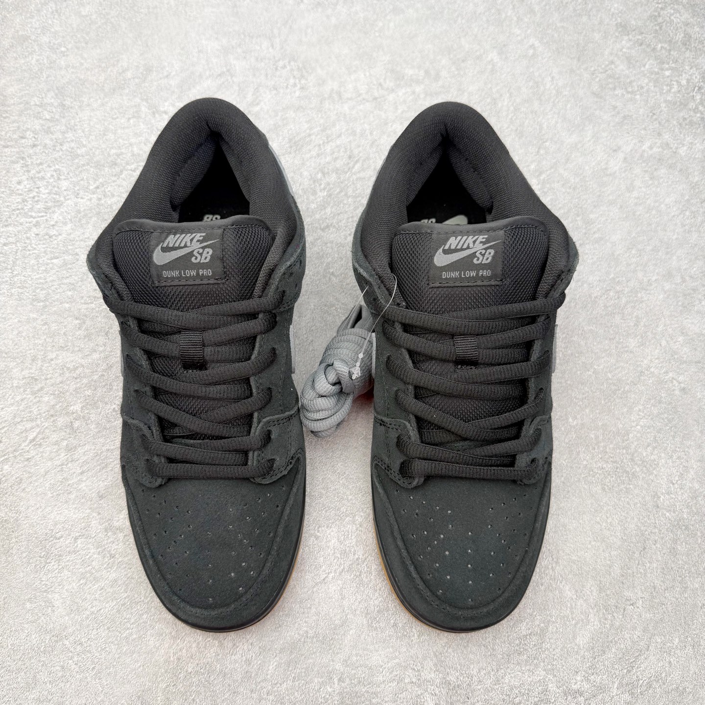 图片[2]-＃SS史诗 NK SB Dunk Low 潮流时尚舒适防滑耐磨低帮板鞋 全网最全Dunk系列配色 实力大厂出品 新配色陆续开发 利润个位数只为口碑 超强性价比 全套原纸板楦头开发 确保原汁原味 完美呈现DUNK版型 一比一鞋头弧度高度鞋身弧度 此版本只针对中端市场 皮料材质有所更替 其他数据细节工艺流程均保持一致 绝不口嗨 细节品控鞋型随意对比 独家私模官方第六代原厂航空铝磨具打磨大底 鞋头坡度极致还原 无解鞋型 原盒原配 圈内天花板工艺 原厂玻璃冲刀 超高清洁度 全鞋零毛边皮料切割 原厂中底布点胶 中底布拉帮走线遵循公司 尺码：36 36.5 37.5 38 38.5 39 40 40.5 41 42 42.5 43 44 44.5 45 46-选品中心