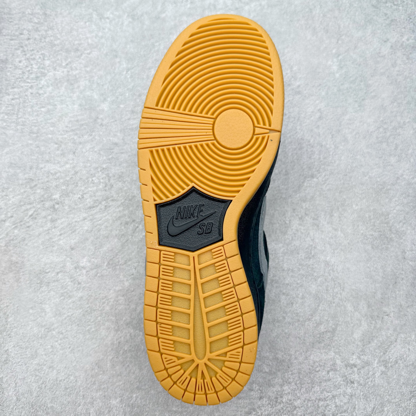 图片[9]-＃SS史诗 NK SB Dunk Low 潮流时尚舒适防滑耐磨低帮板鞋 全网最全Dunk系列配色 实力大厂出品 新配色陆续开发 利润个位数只为口碑 超强性价比 全套原纸板楦头开发 确保原汁原味 完美呈现DUNK版型 一比一鞋头弧度高度鞋身弧度 此版本只针对中端市场 皮料材质有所更替 其他数据细节工艺流程均保持一致 绝不口嗨 细节品控鞋型随意对比 独家私模官方第六代原厂航空铝磨具打磨大底 鞋头坡度极致还原 无解鞋型 原盒原配 圈内天花板工艺 原厂玻璃冲刀 超高清洁度 全鞋零毛边皮料切割 原厂中底布点胶 中底布拉帮走线遵循公司 尺码：36 36.5 37.5 38 38.5 39 40 40.5 41 42 42.5 43 44 44.5 45 46-选品中心