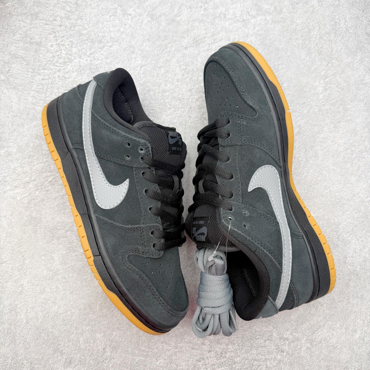 图片[3]-＃SS史诗 NK SB Dunk Low 潮流时尚舒适防滑耐磨低帮板鞋 全网最全Dunk系列配色 实力大厂出品 新配色陆续开发 利润个位数只为口碑 超强性价比 全套原纸板楦头开发 确保原汁原味 完美呈现DUNK版型 一比一鞋头弧度高度鞋身弧度 此版本只针对中端市场 皮料材质有所更替 其他数据细节工艺流程均保持一致 绝不口嗨 细节品控鞋型随意对比 独家私模官方第六代原厂航空铝磨具打磨大底 鞋头坡度极致还原 无解鞋型 原盒原配 圈内天花板工艺 原厂玻璃冲刀 超高清洁度 全鞋零毛边皮料切割 原厂中底布点胶 中底布拉帮走线遵循公司 尺码：36 36.5 37.5 38 38.5 39 40 40.5 41 42 42.5 43 44 44.5 45 46-选品中心