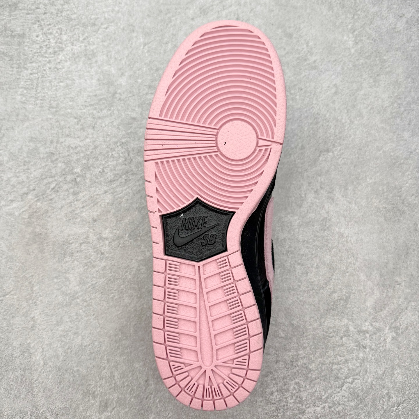 图片[9]-＃SS史诗 NK SB Dunk Low 潮流时尚舒适防滑耐磨低帮板鞋 全网最全Dunk系列配色 实力大厂出品 新配色陆续开发 利润个位数只为口碑 超强性价比 全套原纸板楦头开发 确保原汁原味 完美呈现DUNK版型 一比一鞋头弧度高度鞋身弧度 此版本只针对中端市场 皮料材质有所更替 其他数据细节工艺流程均保持一致 绝不口嗨 细节品控鞋型随意对比 独家私模官方第六代原厂航空铝磨具打磨大底 鞋头坡度极致还原 无解鞋型 原盒原配 圈内天花板工艺 原厂玻璃冲刀 超高清洁度 全鞋零毛边皮料切割 原厂中底布点胶 中底布拉帮走线遵循公司 尺码：36 36.5 37.5 38 38.5 39 40 40.5 41 42 42.5 43 44 44.5 45 46-选品中心