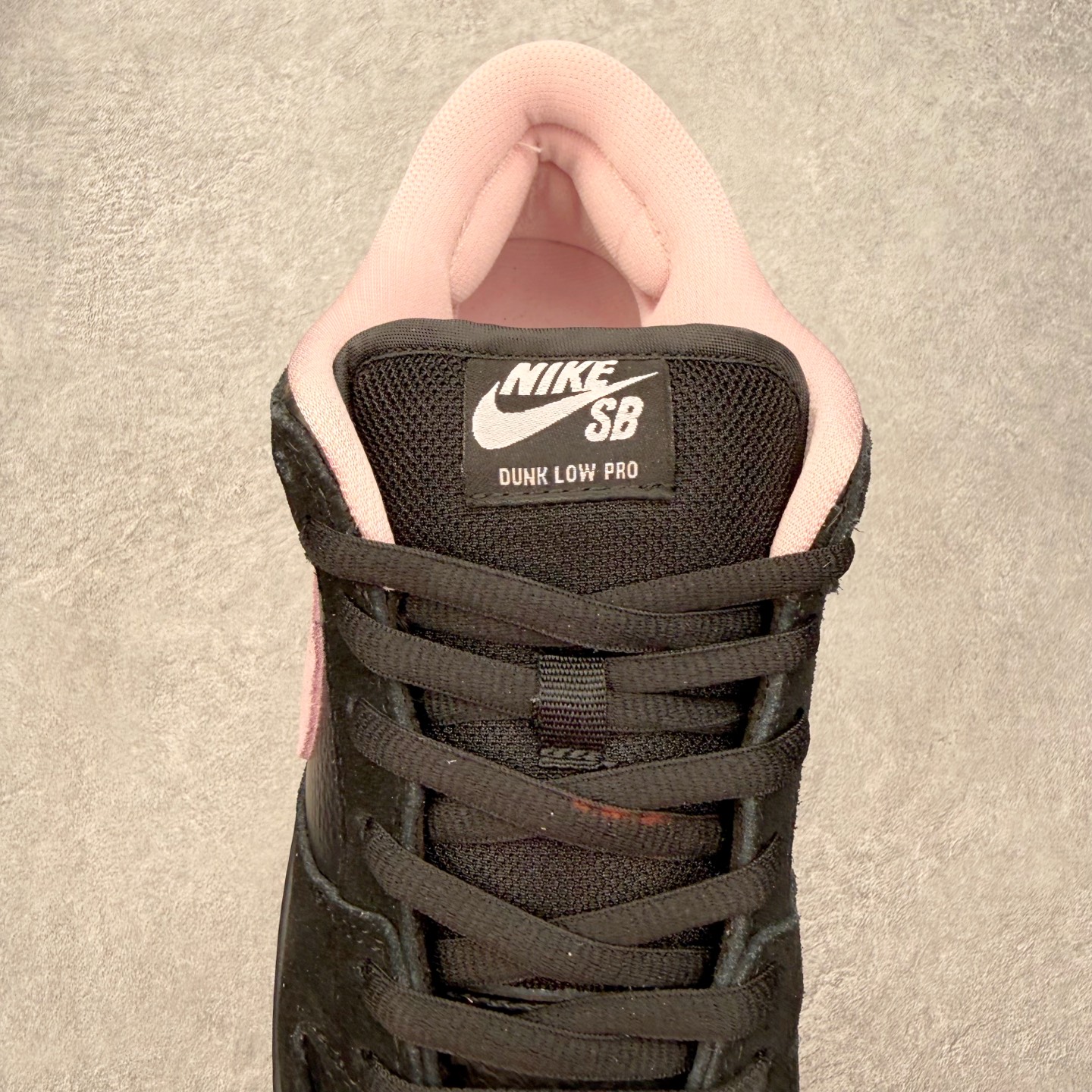 图片[5]-＃SS史诗 NK SB Dunk Low 潮流时尚舒适防滑耐磨低帮板鞋 全网最全Dunk系列配色 实力大厂出品 新配色陆续开发 利润个位数只为口碑 超强性价比 全套原纸板楦头开发 确保原汁原味 完美呈现DUNK版型 一比一鞋头弧度高度鞋身弧度 此版本只针对中端市场 皮料材质有所更替 其他数据细节工艺流程均保持一致 绝不口嗨 细节品控鞋型随意对比 独家私模官方第六代原厂航空铝磨具打磨大底 鞋头坡度极致还原 无解鞋型 原盒原配 圈内天花板工艺 原厂玻璃冲刀 超高清洁度 全鞋零毛边皮料切割 原厂中底布点胶 中底布拉帮走线遵循公司 尺码：36 36.5 37.5 38 38.5 39 40 40.5 41 42 42.5 43 44 44.5 45 46-选品中心