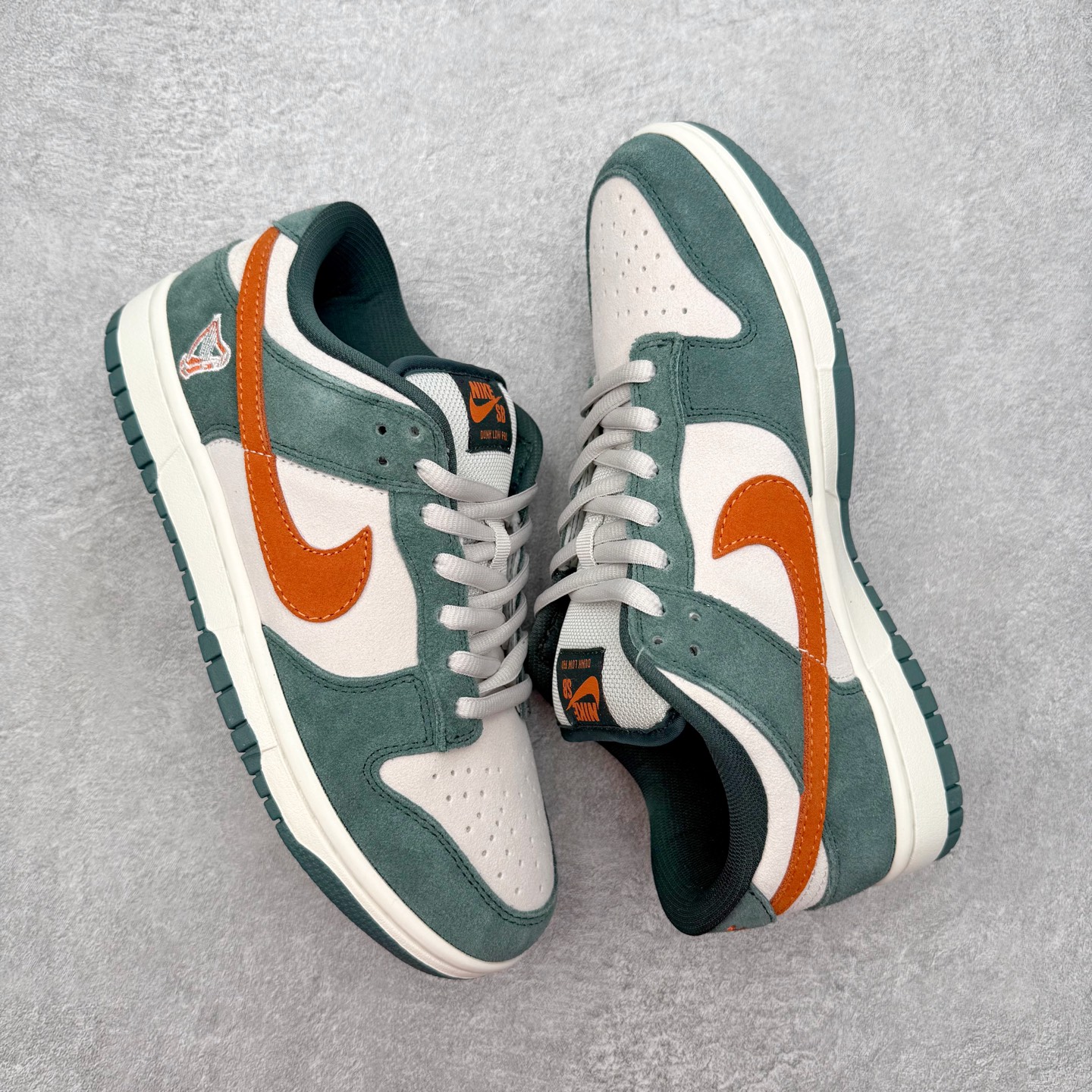 图片[3]-＃SS史诗 NK SB Dunk Low 潮流时尚舒适防滑耐磨低帮板鞋 全网最全Dunk系列配色 实力大厂出品 新配色陆续开发 利润个位数只为口碑 超强性价比 全套原纸板楦头开发 确保原汁原味 完美呈现DUNK版型 一比一鞋头弧度高度鞋身弧度 此版本只针对中端市场 皮料材质有所更替 其他数据细节工艺流程均保持一致 绝不口嗨 细节品控鞋型随意对比 独家私模官方第六代原厂航空铝磨具打磨大底 鞋头坡度极致还原 无解鞋型 原盒原配 圈内天花板工艺 原厂玻璃冲刀 超高清洁度 全鞋零毛边皮料切割 原厂中底布点胶 中底布拉帮走线遵循公司 尺码：36 36.5 37.5 38 38.5 39 40 40.5 41 42 42.5 43 44 44.5 45 46-选品中心