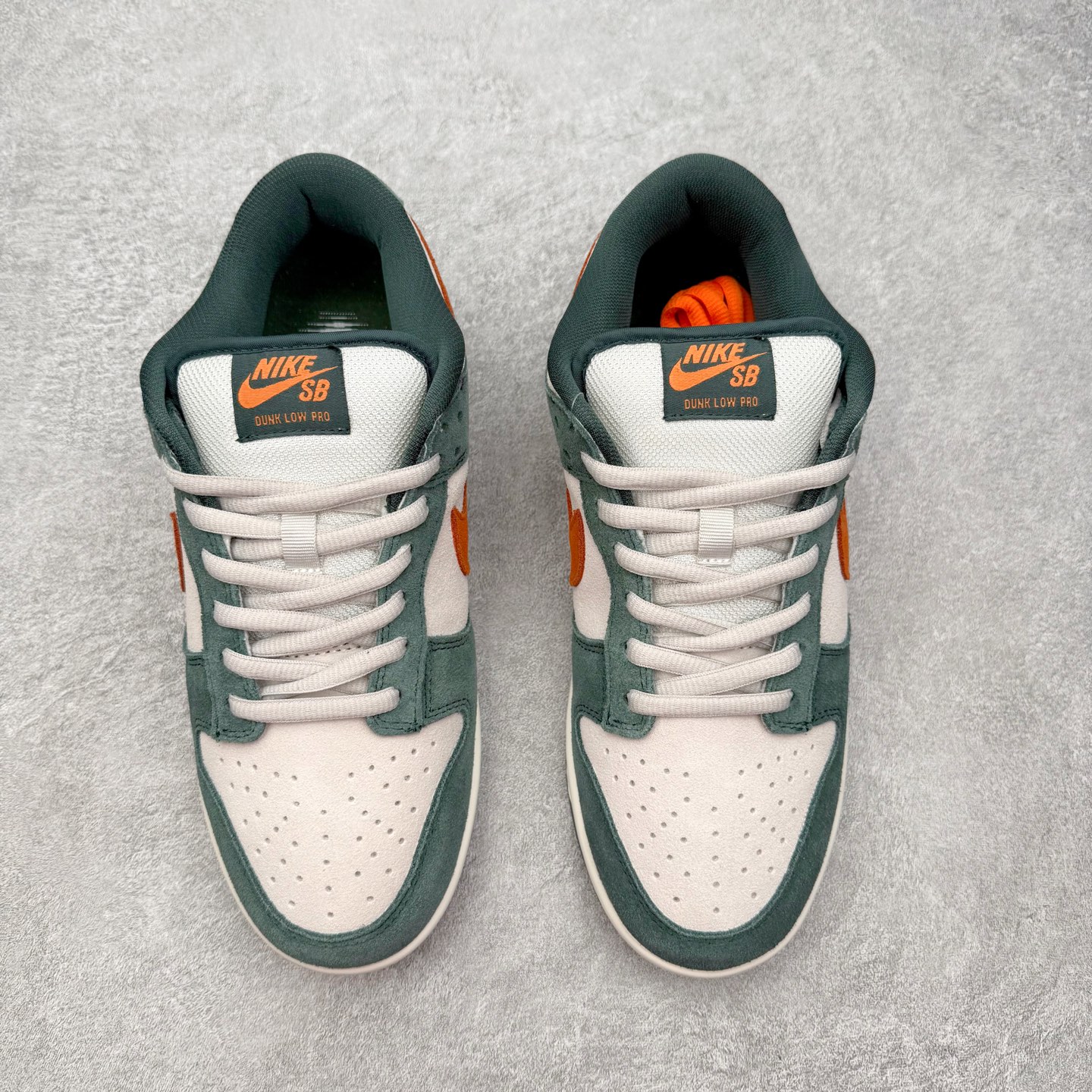 图片[2]-＃SS史诗 NK SB Dunk Low 潮流时尚舒适防滑耐磨低帮板鞋 全网最全Dunk系列配色 实力大厂出品 新配色陆续开发 利润个位数只为口碑 超强性价比 全套原纸板楦头开发 确保原汁原味 完美呈现DUNK版型 一比一鞋头弧度高度鞋身弧度 此版本只针对中端市场 皮料材质有所更替 其他数据细节工艺流程均保持一致 绝不口嗨 细节品控鞋型随意对比 独家私模官方第六代原厂航空铝磨具打磨大底 鞋头坡度极致还原 无解鞋型 原盒原配 圈内天花板工艺 原厂玻璃冲刀 超高清洁度 全鞋零毛边皮料切割 原厂中底布点胶 中底布拉帮走线遵循公司 尺码：36 36.5 37.5 38 38.5 39 40 40.5 41 42 42.5 43 44 44.5 45 46-选品中心