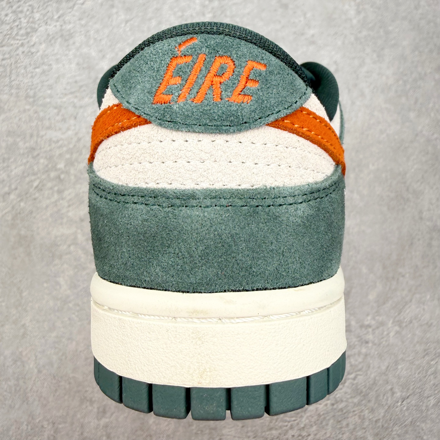 图片[8]-＃SS史诗 NK SB Dunk Low 潮流时尚舒适防滑耐磨低帮板鞋 全网最全Dunk系列配色 实力大厂出品 新配色陆续开发 利润个位数只为口碑 超强性价比 全套原纸板楦头开发 确保原汁原味 完美呈现DUNK版型 一比一鞋头弧度高度鞋身弧度 此版本只针对中端市场 皮料材质有所更替 其他数据细节工艺流程均保持一致 绝不口嗨 细节品控鞋型随意对比 独家私模官方第六代原厂航空铝磨具打磨大底 鞋头坡度极致还原 无解鞋型 原盒原配 圈内天花板工艺 原厂玻璃冲刀 超高清洁度 全鞋零毛边皮料切割 原厂中底布点胶 中底布拉帮走线遵循公司 尺码：36 36.5 37.5 38 38.5 39 40 40.5 41 42 42.5 43 44 44.5 45 46-选品中心